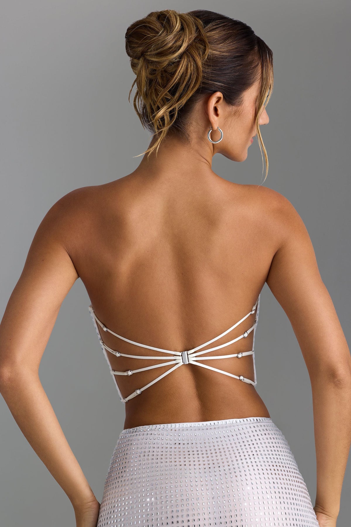 Beyaz Renkli, İşlemeli Askılı Bandeau Bluz