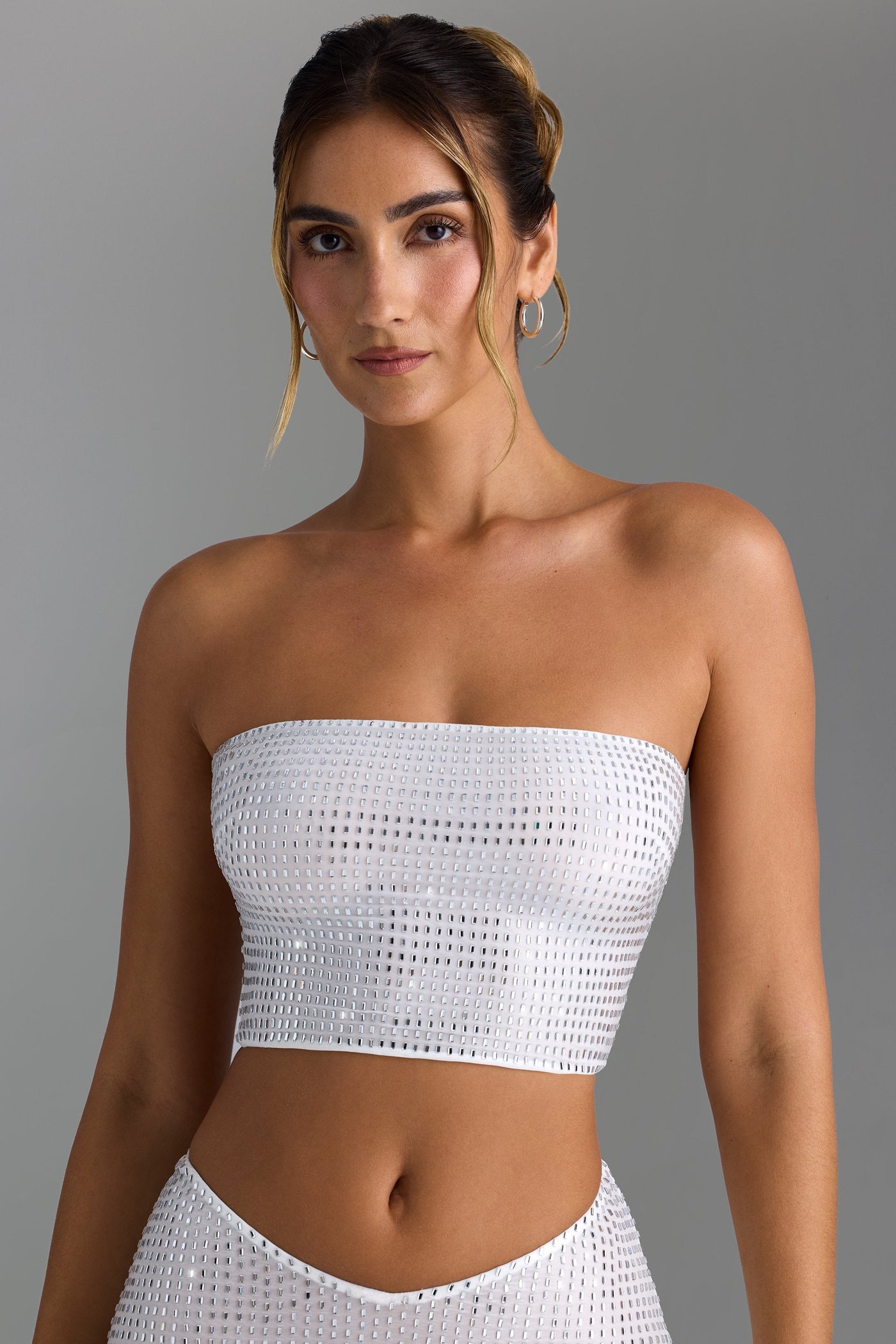 Beyaz Renkli, İşlemeli Askılı Bandeau Bluz