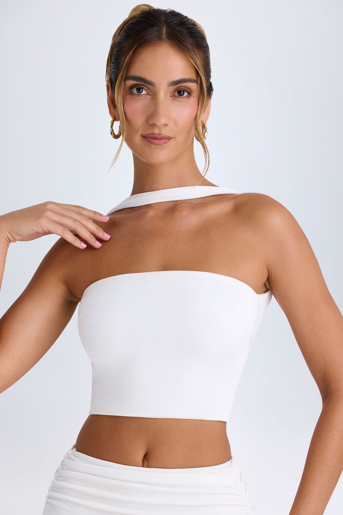 Beyaz Renkli, Gerdanlık Detaylı Bandeau Bluz
