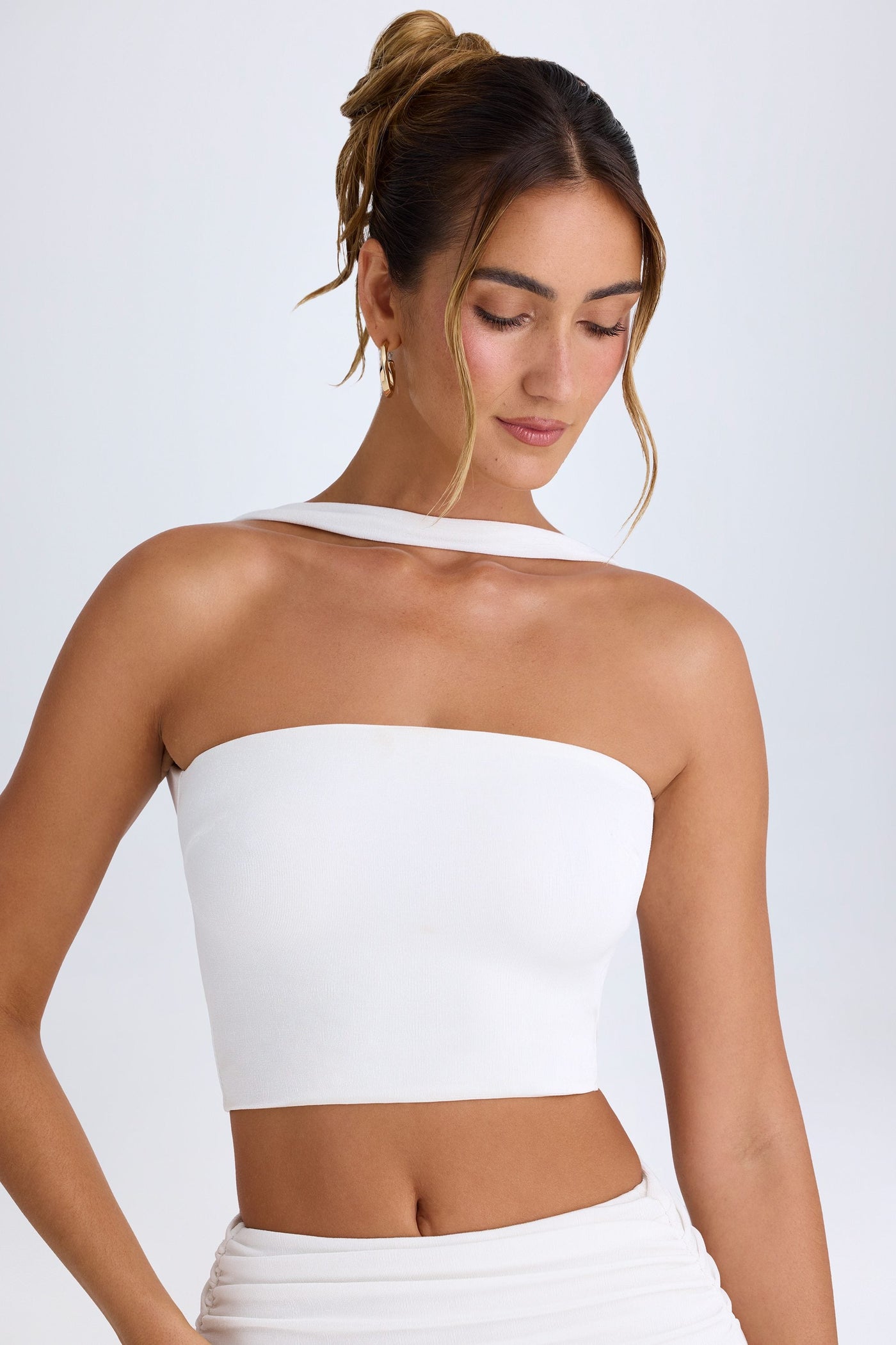 Beyaz Renkli, Gerdanlık Detaylı Bandeau Bluz