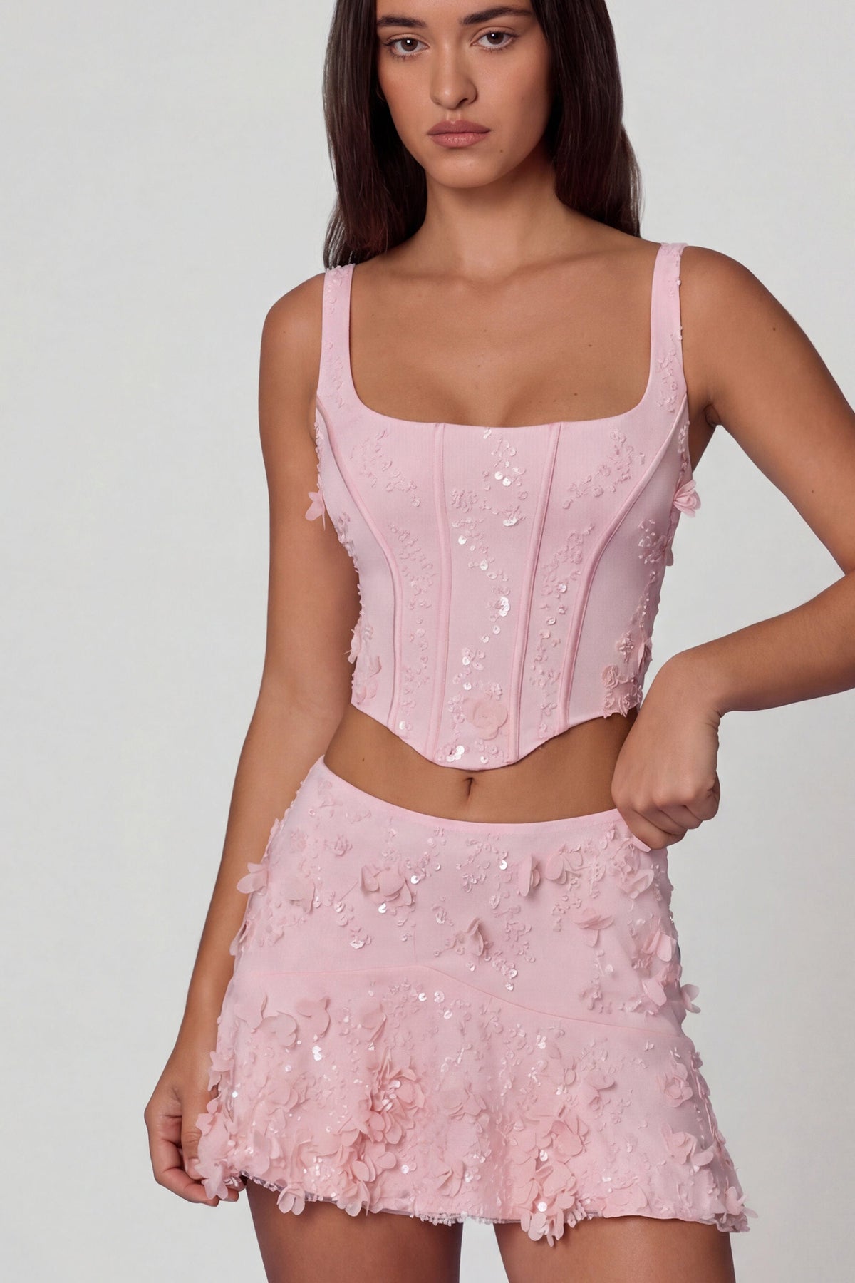 Yumuşak Pembe Renkte, İşlemeli Orta Bel A Kesim Mini Etek