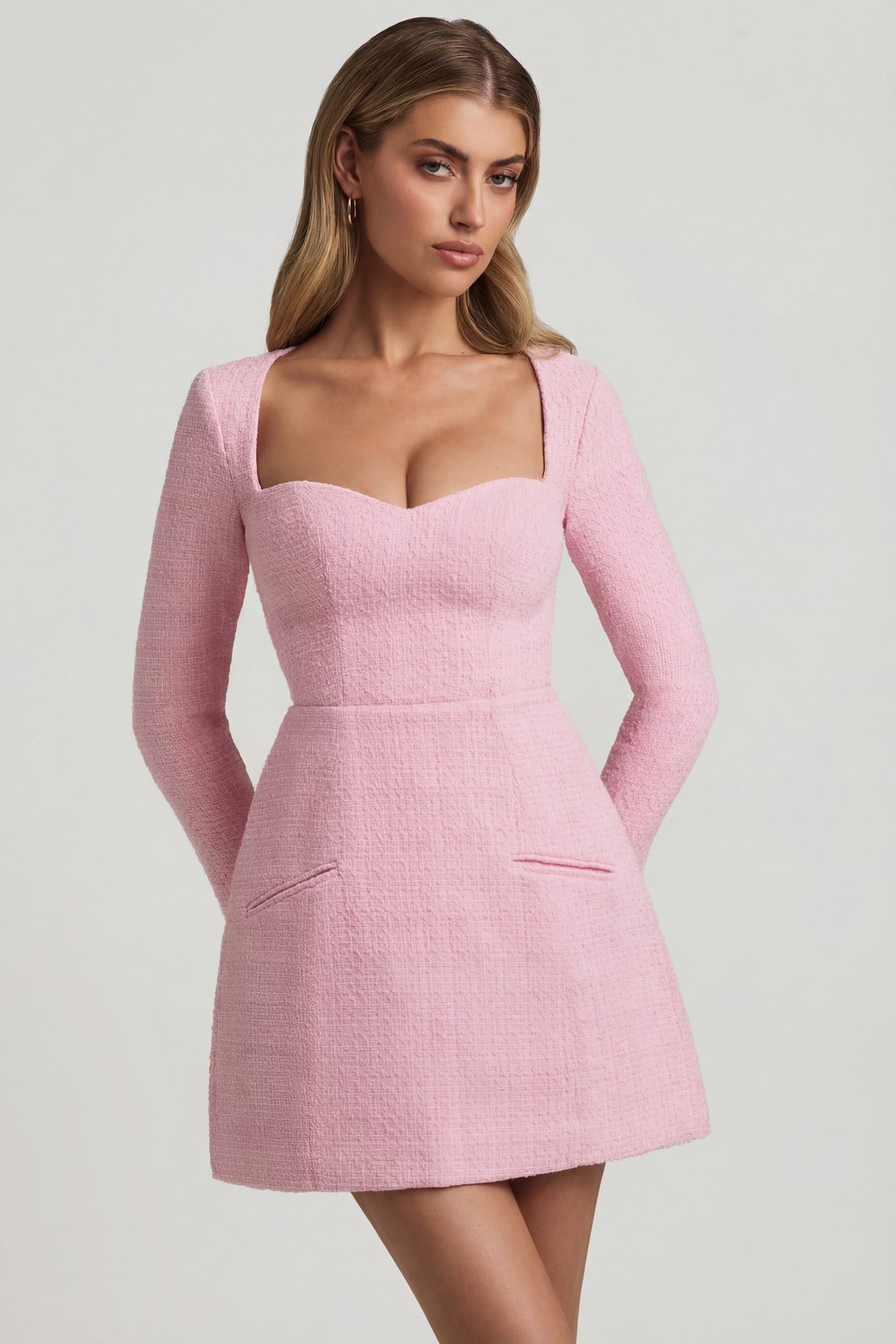 Yumuşak Pembe Renkte Kalp Yakalı, Yapılı Mini Elbise