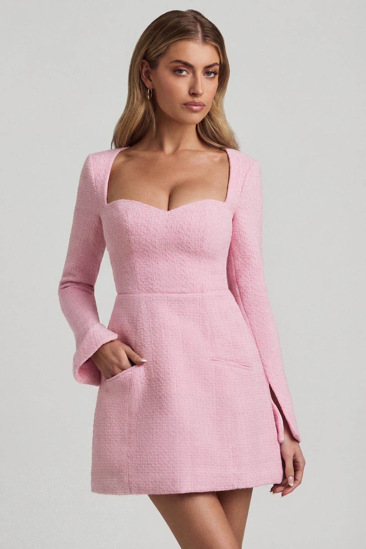 Yumuşak Pembe Renkte Kalp Yakalı, Yapılı Mini Elbise