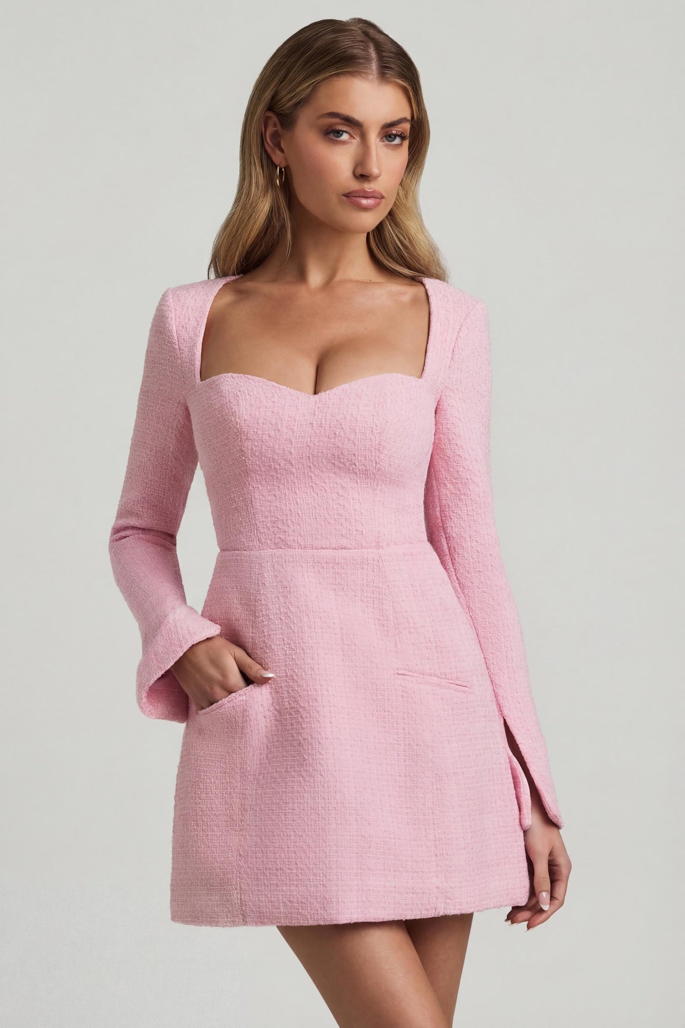 Yumuşak Pembe Renkte Kalp Yakalı, Yapılı Mini Elbise