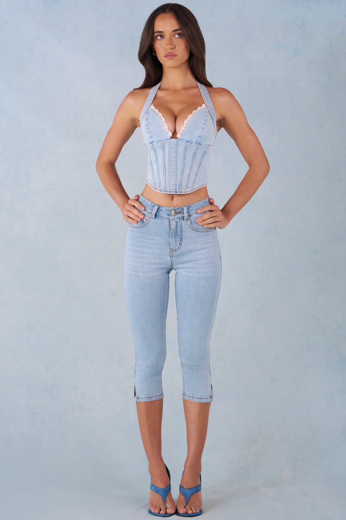 Açık Kot Renginde, Orta Bel Kesimli Kapri Pantolon.