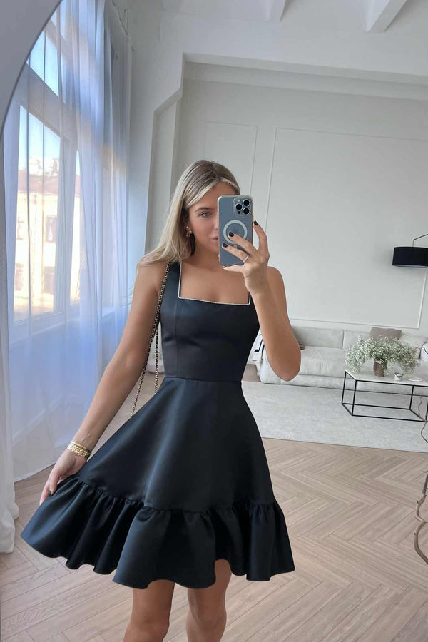 Alt Kısmı Volanlı Askılı Mini Elbise