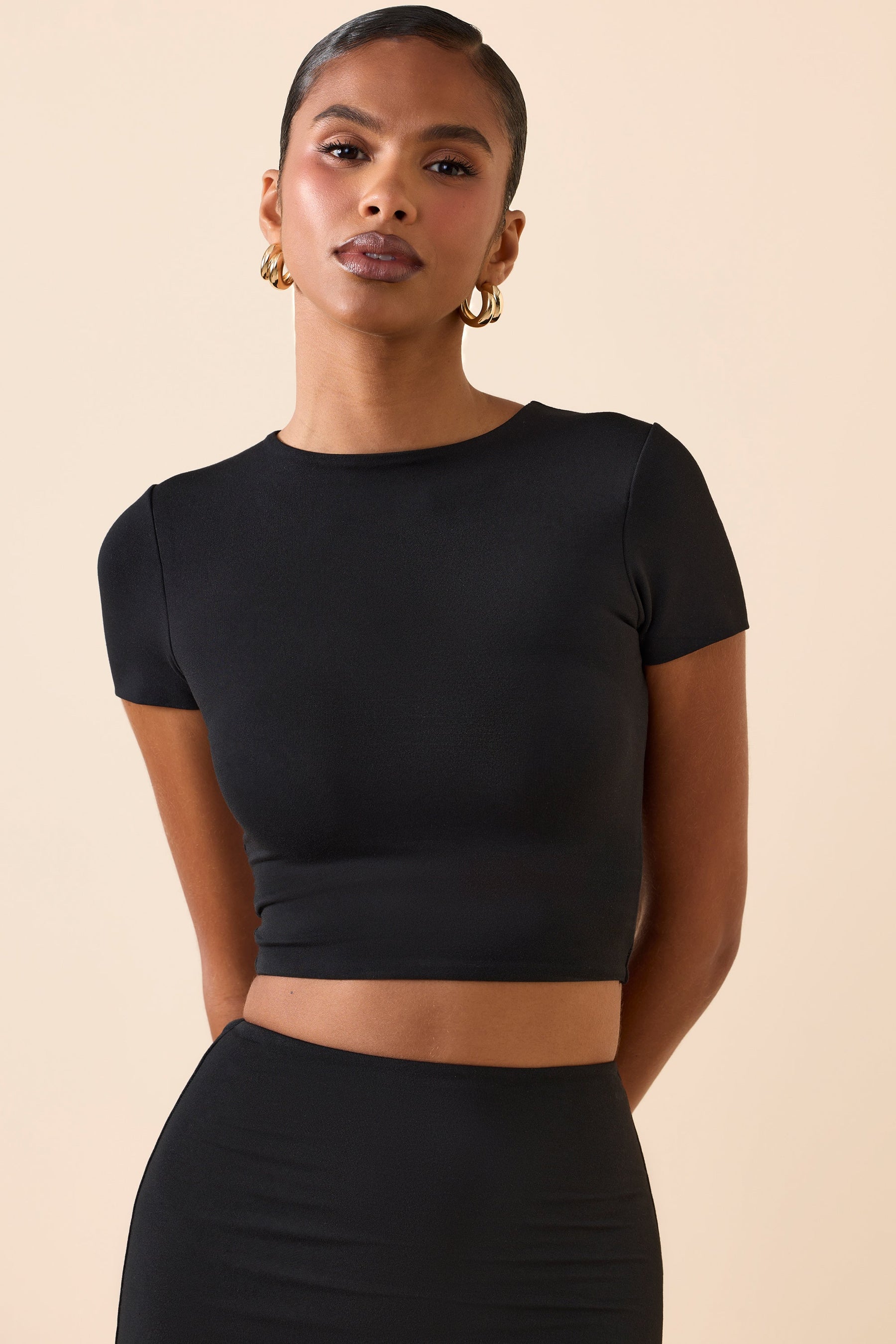 Siyah Renkli Kısa Kollu Crop Bluz