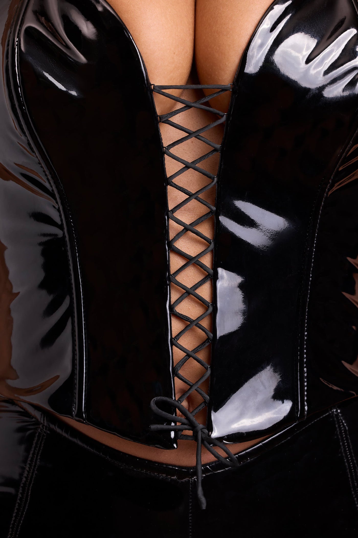 Siyah Vinil Askılı, Bağcıklı Korse Crop Top