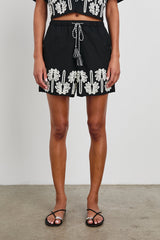 Armanda Short - Siyah Fildişi Palmiye Ağaçları