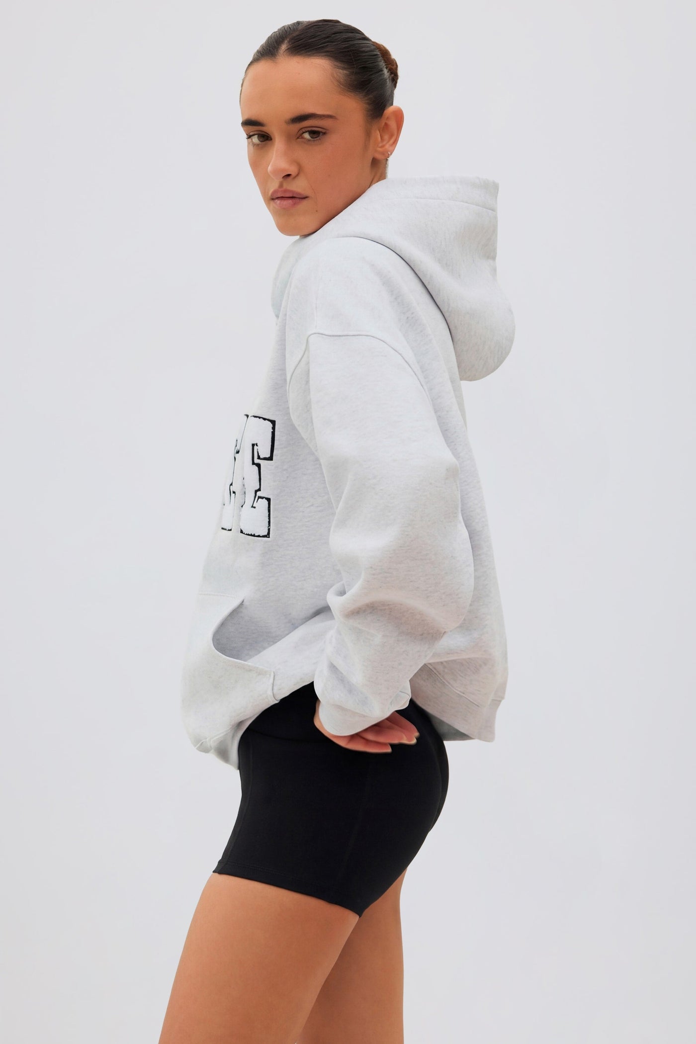 Açık Gri Melanj Kumaştan Üretilmiş, Yumuşak Pamuklu Jarse Oversize Kapüşonlu Sweatshirt.