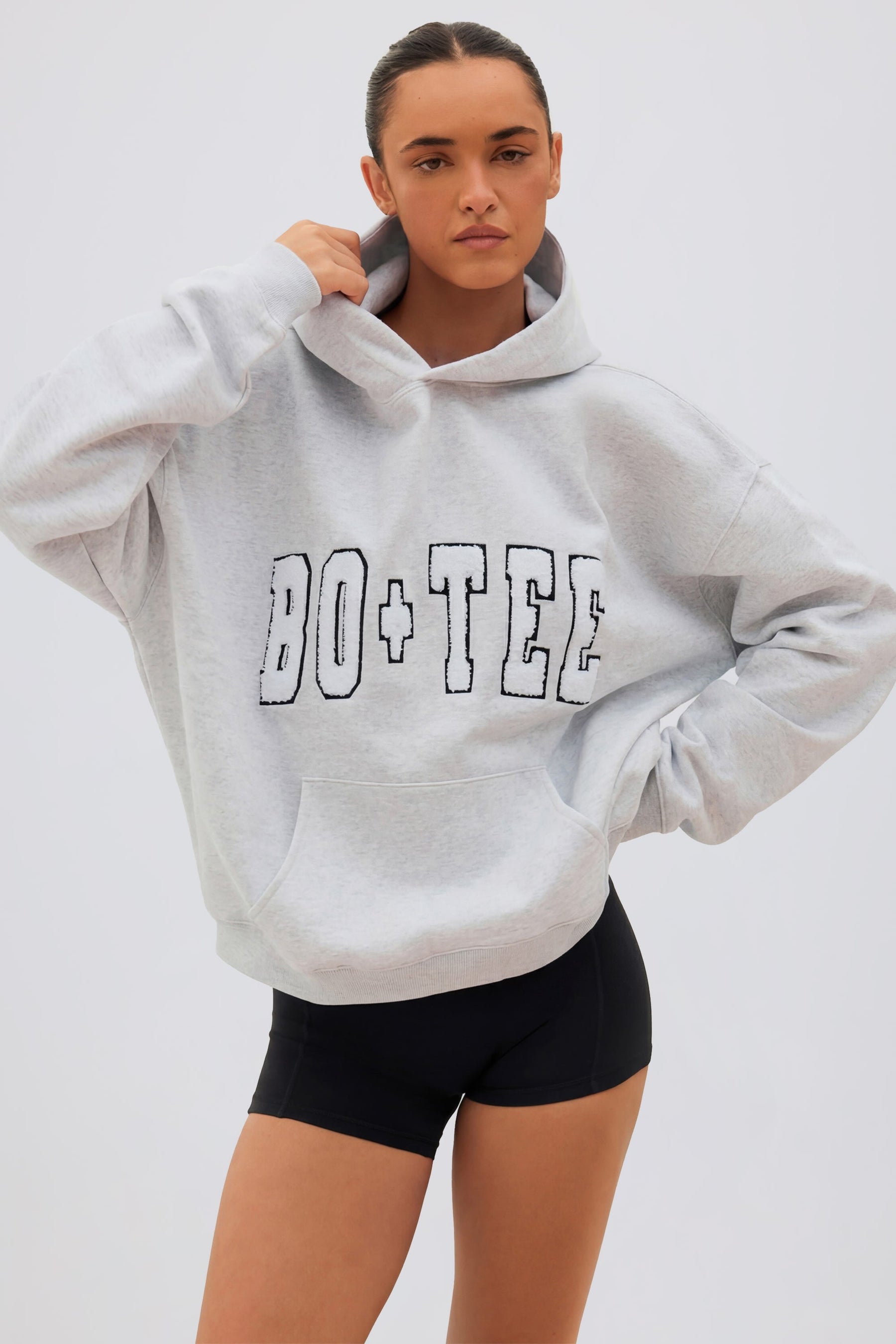 Açık Gri Melanj Kumaştan Üretilmiş, Yumuşak Pamuklu Jarse Oversize Kapüşonlu Sweatshirt.