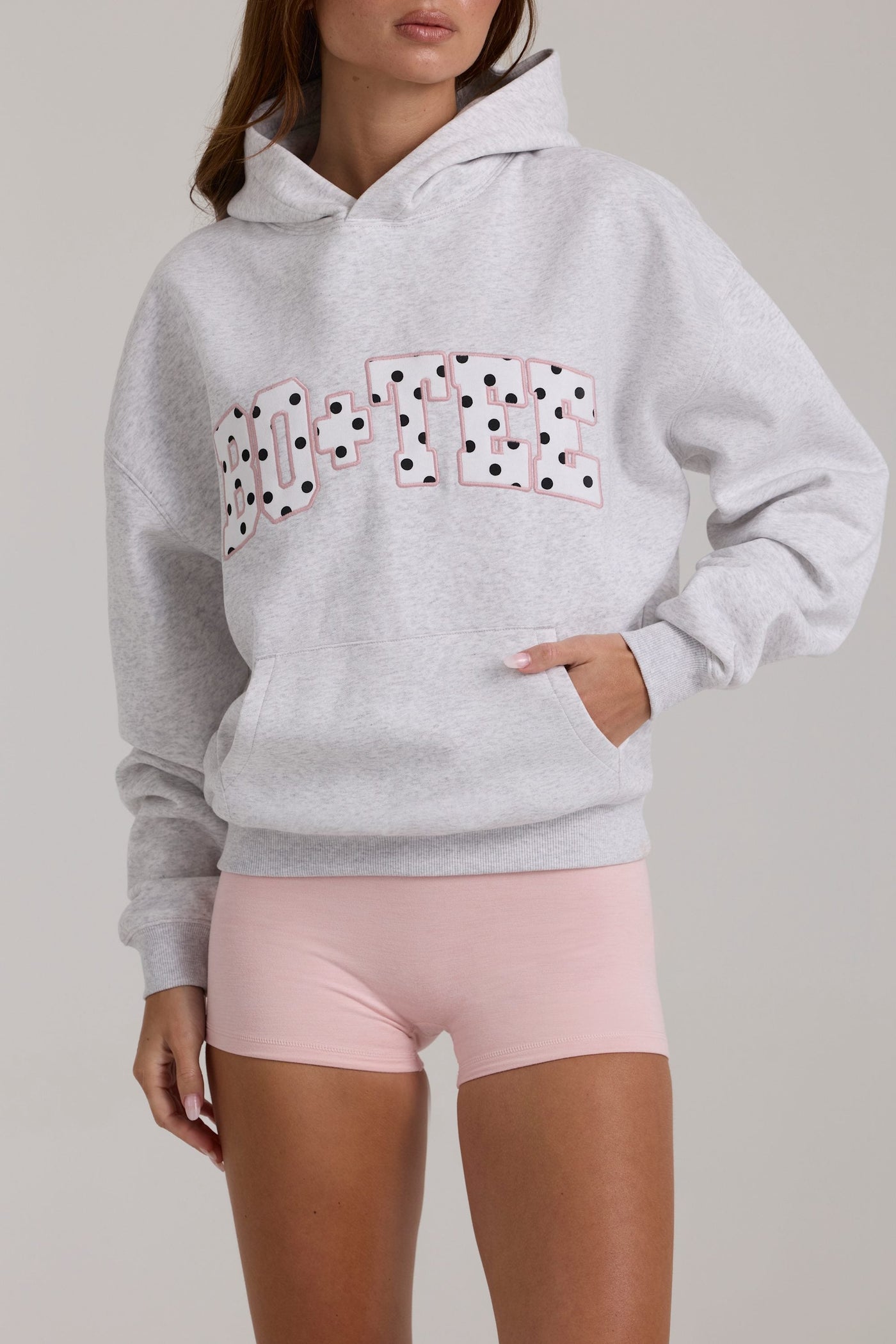 Gri Melanj Renginde, Büyük Beden Aplikeli Kapüşonlu Sweatshirt.