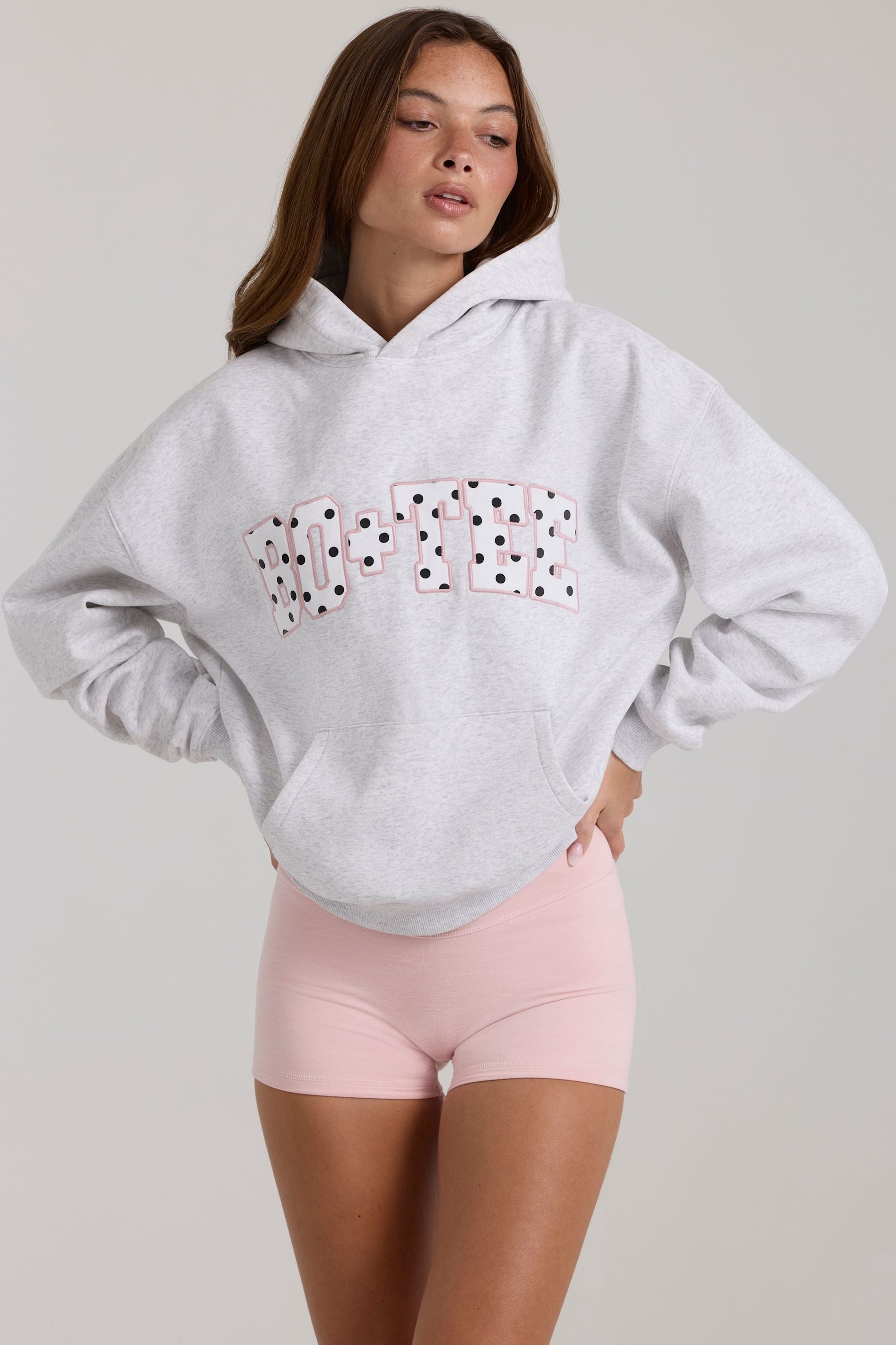 Gri Melanj Renginde, Büyük Beden Aplikeli Kapüşonlu Sweatshirt.