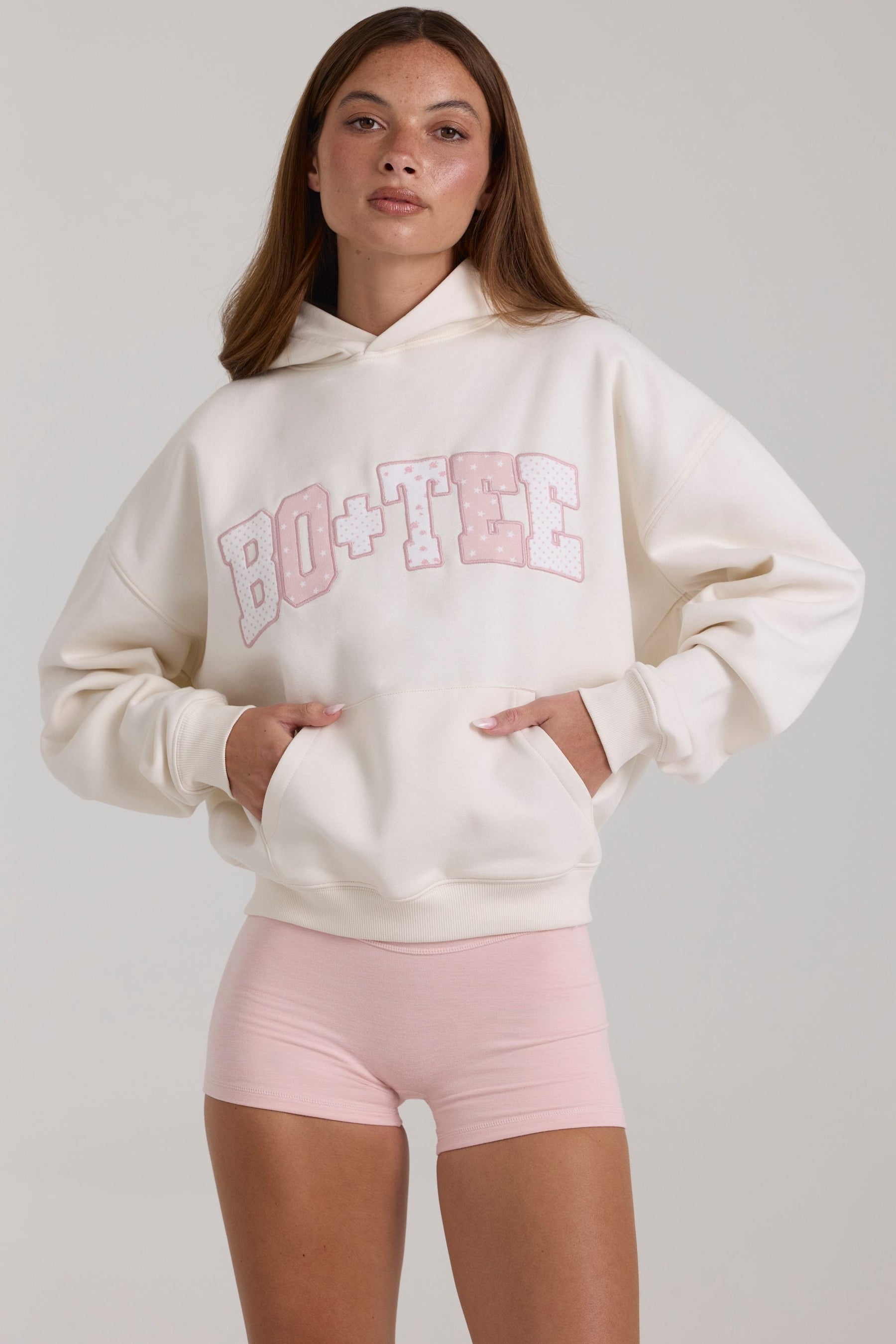 Fildişi Renginde, Büyük Beden Aplikeli Kapüşonlu Sweatshirt