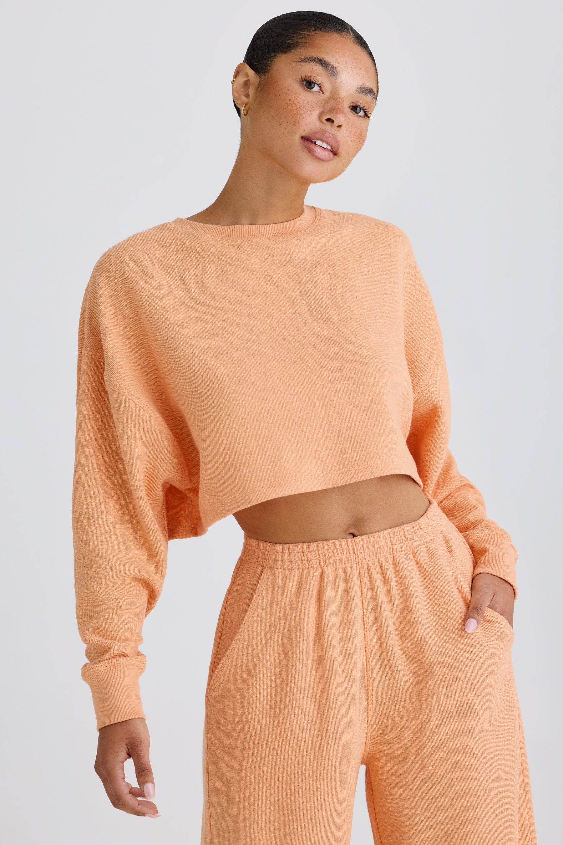 Şeftali Rengi, Dokulu Pamuklu Jarse Kumaştan, Sırtı Açık, Kısa Kesimli Sweatshirt.