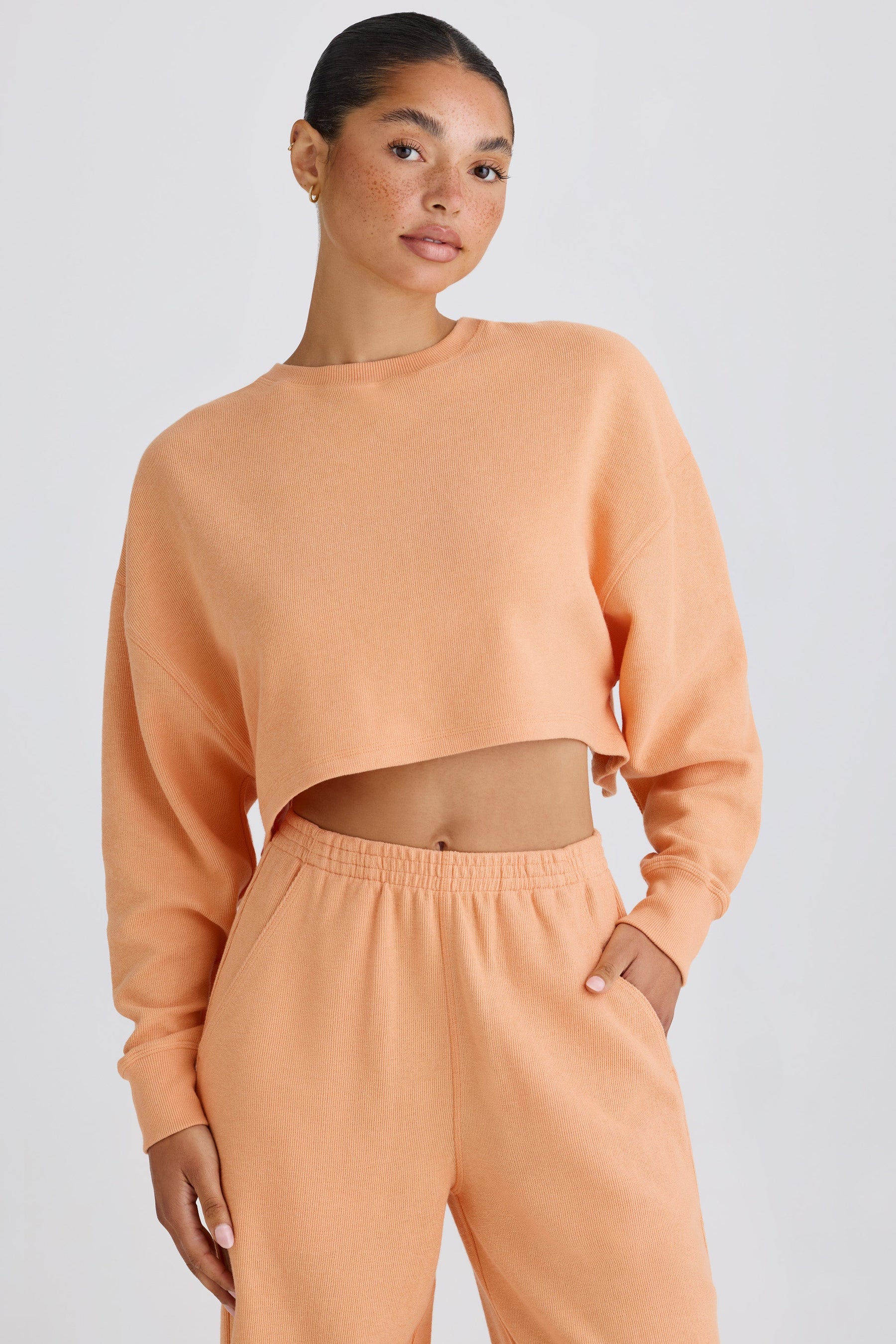 Şeftali Rengi, Dokulu Pamuklu Jarse Kumaştan, Sırtı Açık, Kısa Kesimli Sweatshirt.