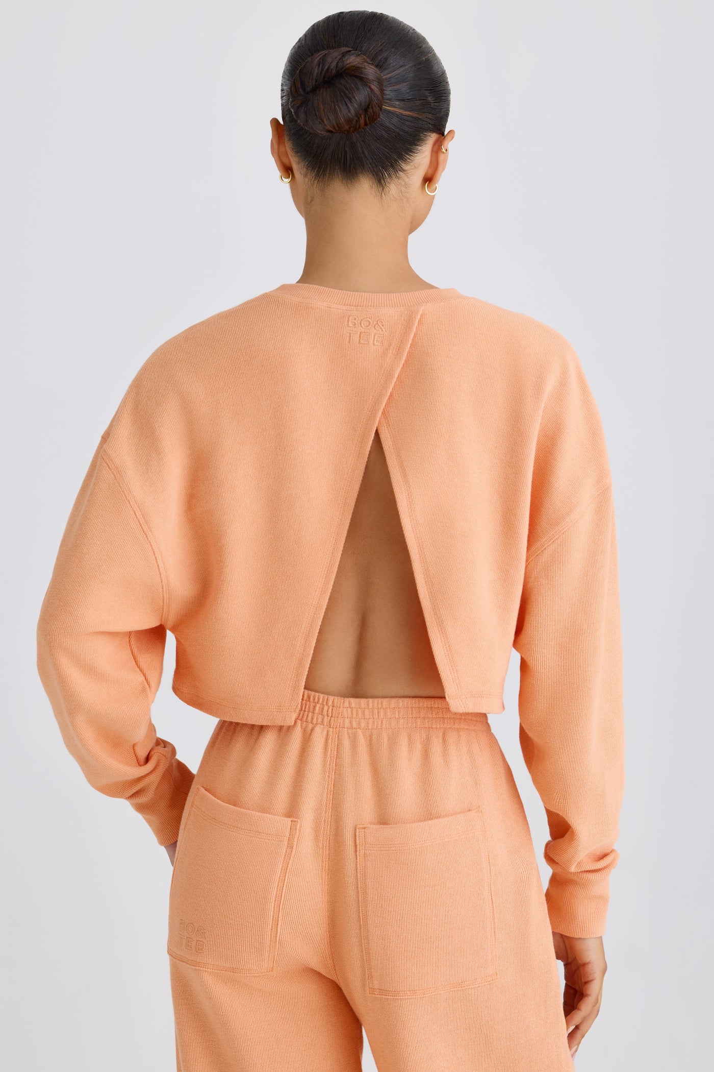 Şeftali Rengi, Dokulu Pamuklu Jarse Kumaştan, Sırtı Açık, Kısa Kesimli Sweatshirt.