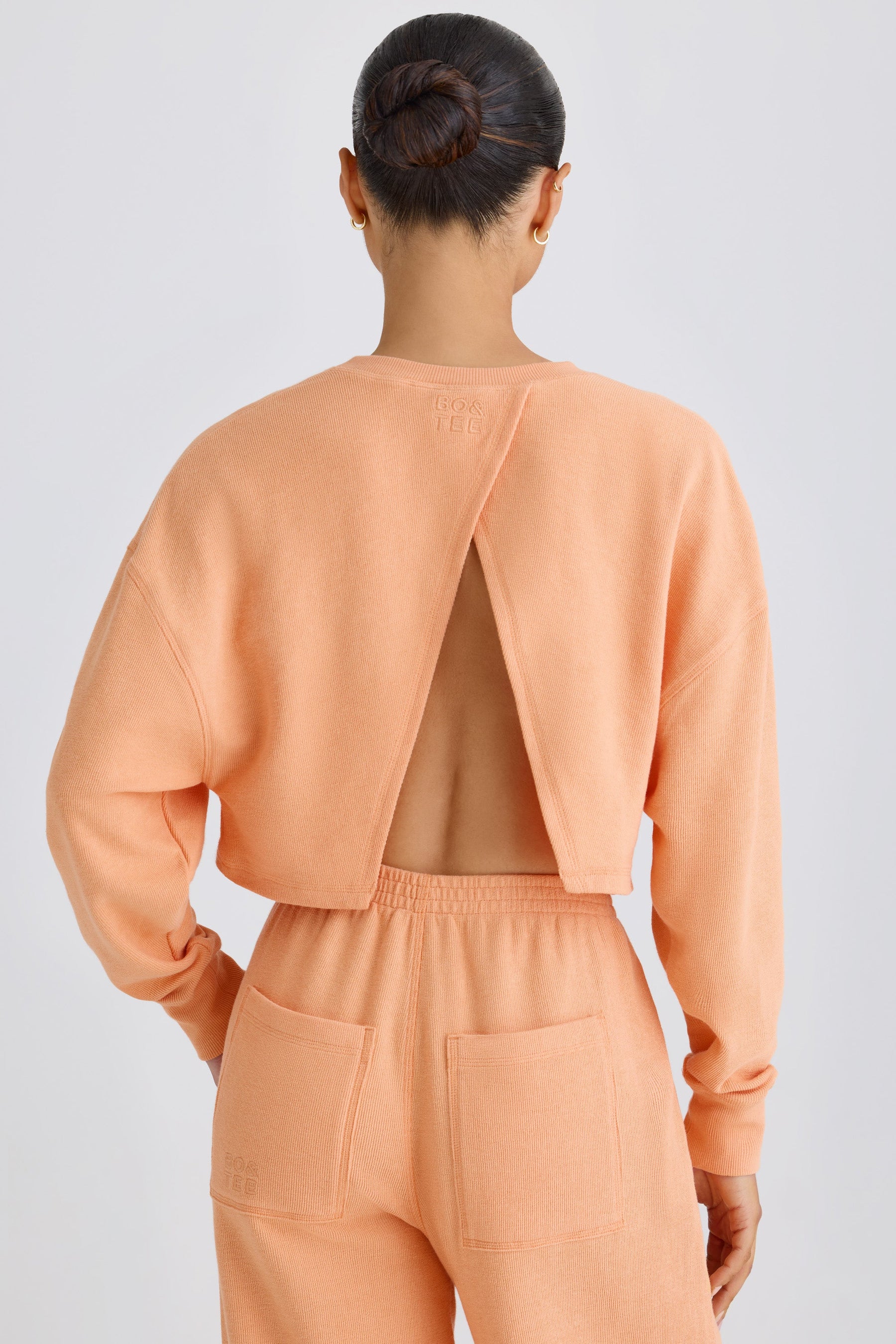 Şeftali Rengi, Dokulu Pamuklu Jarse Kumaştan, Sırtı Açık, Kısa Kesimli Sweatshirt.