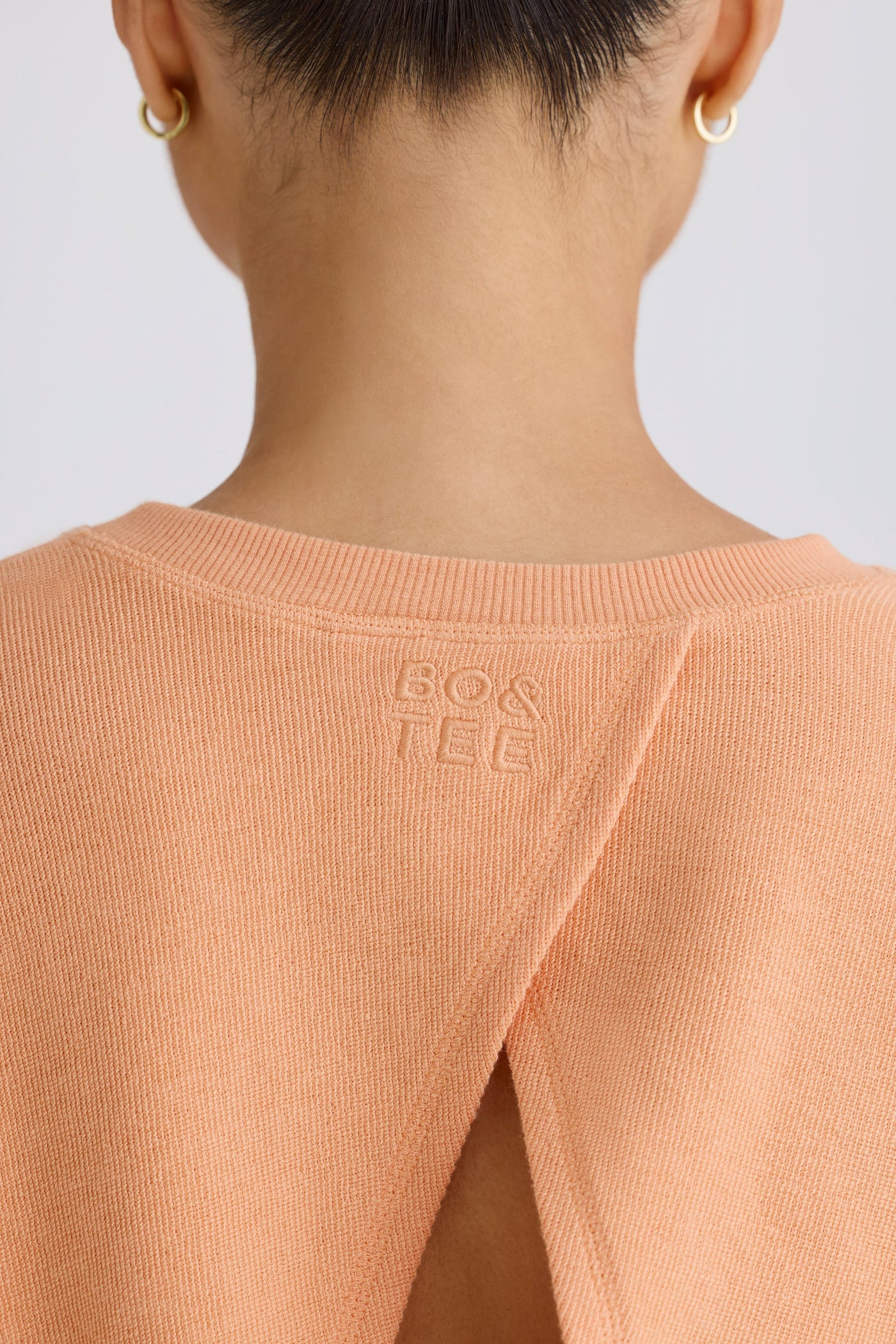 Şeftali Rengi, Dokulu Pamuklu Jarse Kumaştan, Sırtı Açık, Kısa Kesimli Sweatshirt.