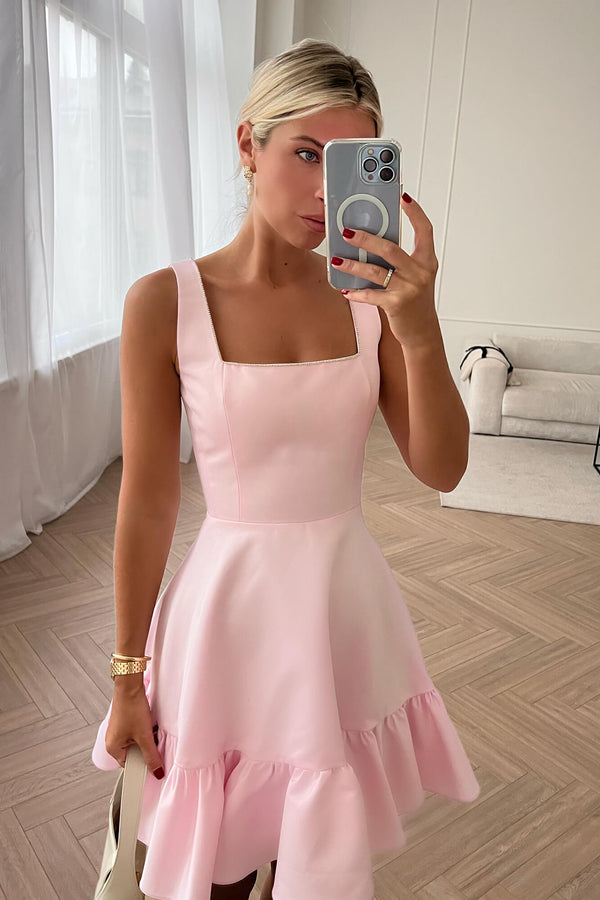 Alt Kısmı Volanlı Askılı Mini Elbise