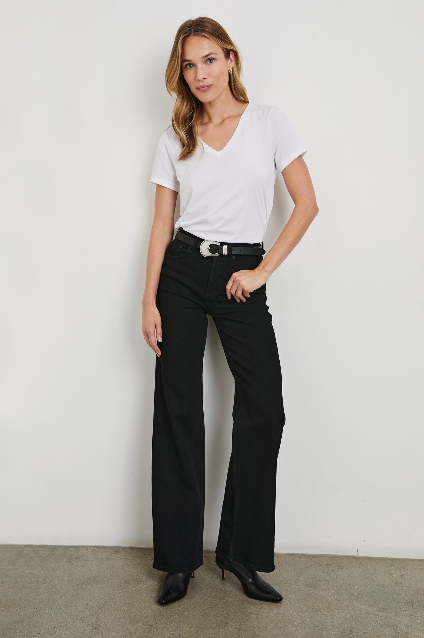 Klasik V Yaka Tişört - Beyaz