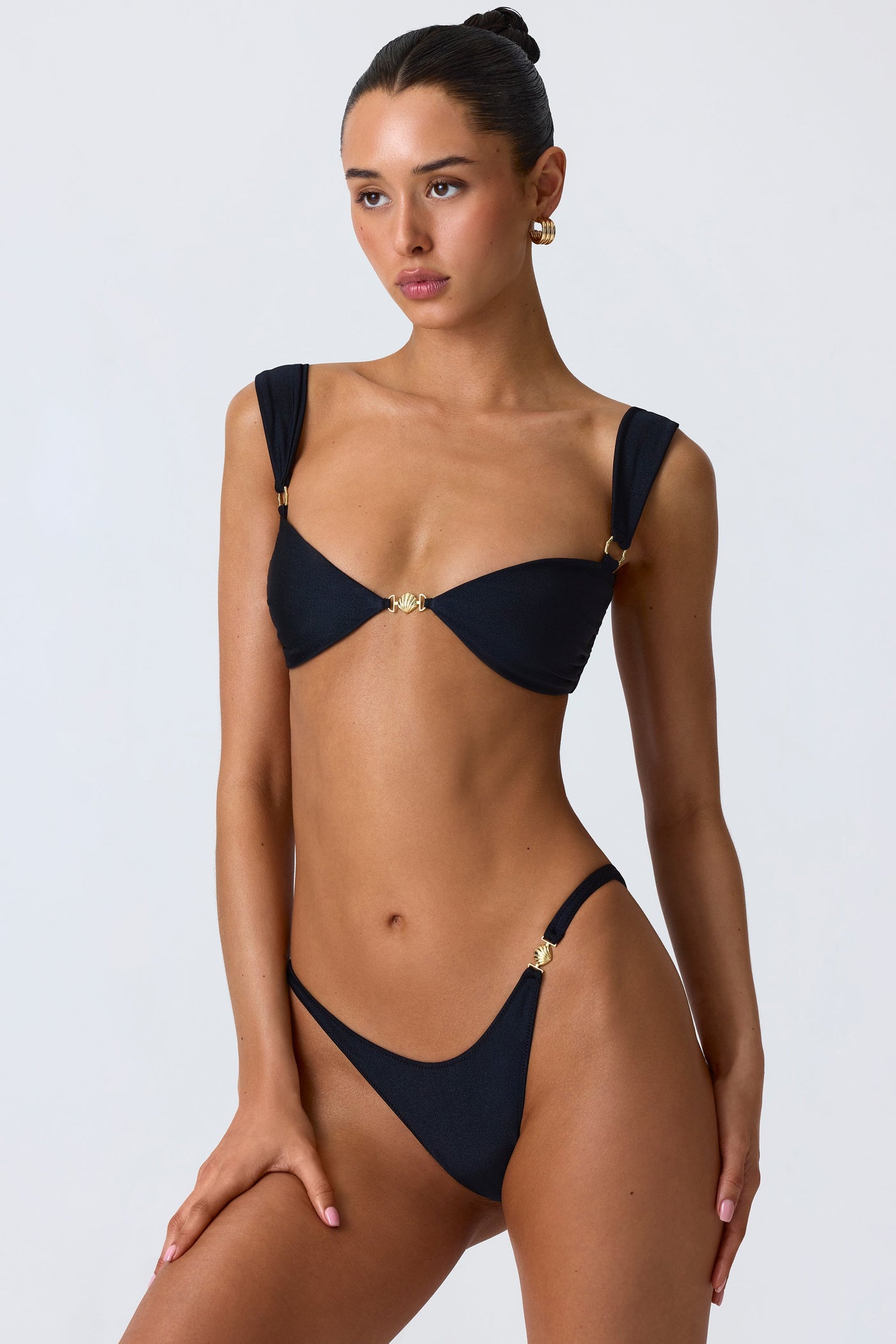 Siyah Renkli, Süslemeli Ve Şık Bikini Altı
