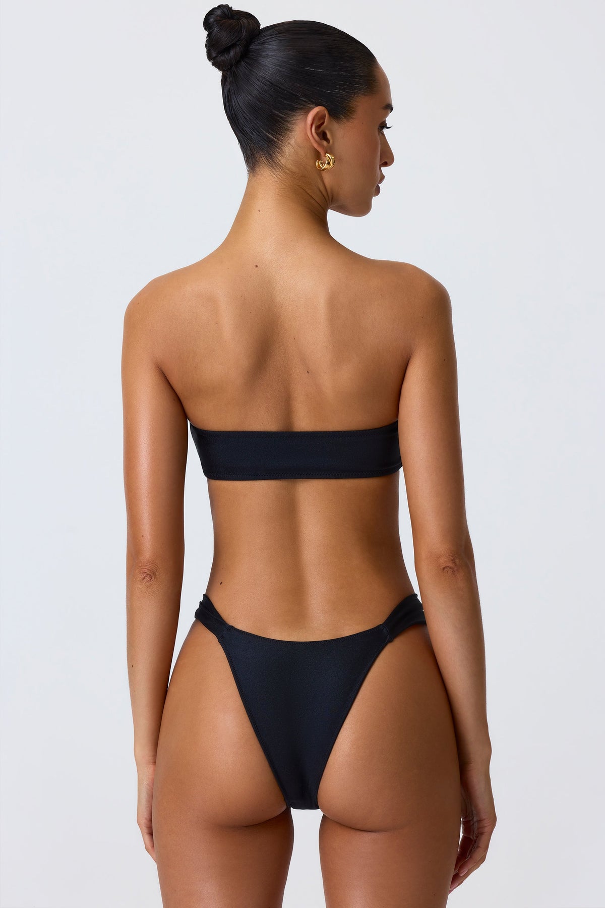 Siyah Renkli, İşlemeli Ve Kesik Detaylı Bandeau Bikini Üstü