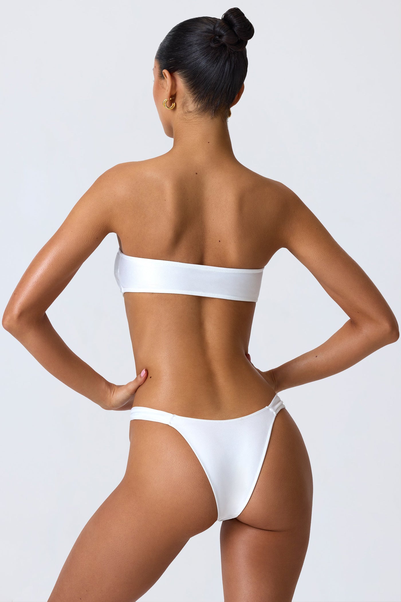 Beyaz Renkte, İşlemeli Geniş Askılı, Cesur Kesimli Bikini Altı