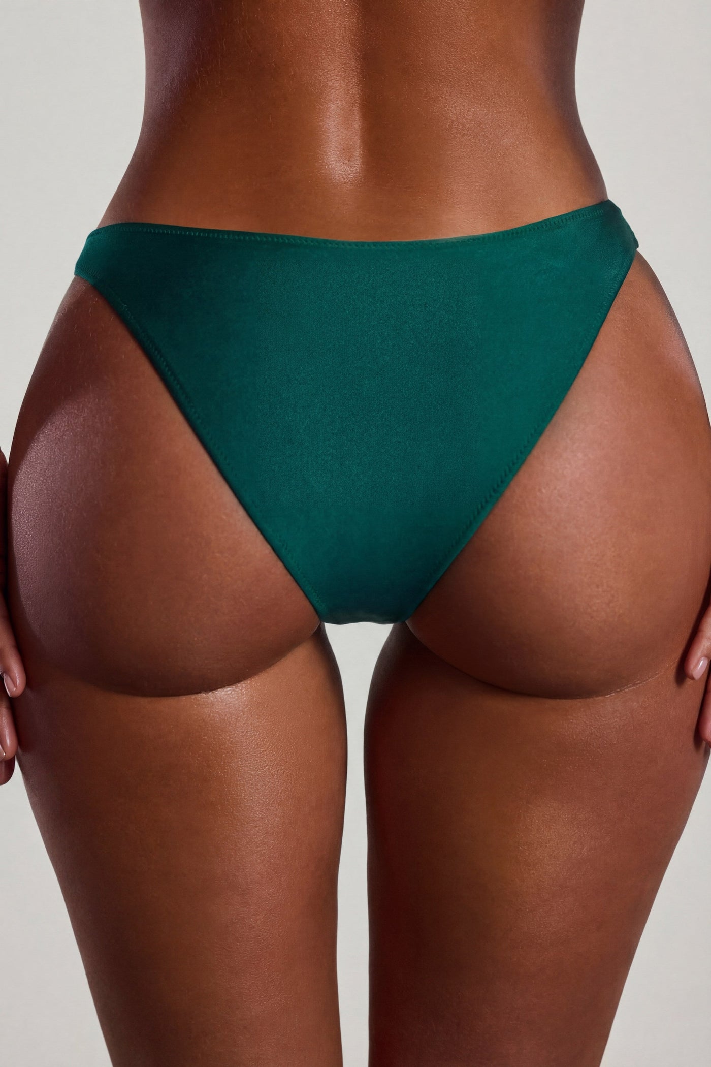 Yeşim Yeşili Renginde, Boncuk İşlemeli, Yüksek Kesimli, Cesur Bikini Altı.