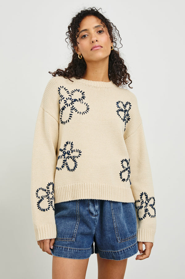 Zoey Sweater - Fildişi Lacivert Dikişli Papatyalar