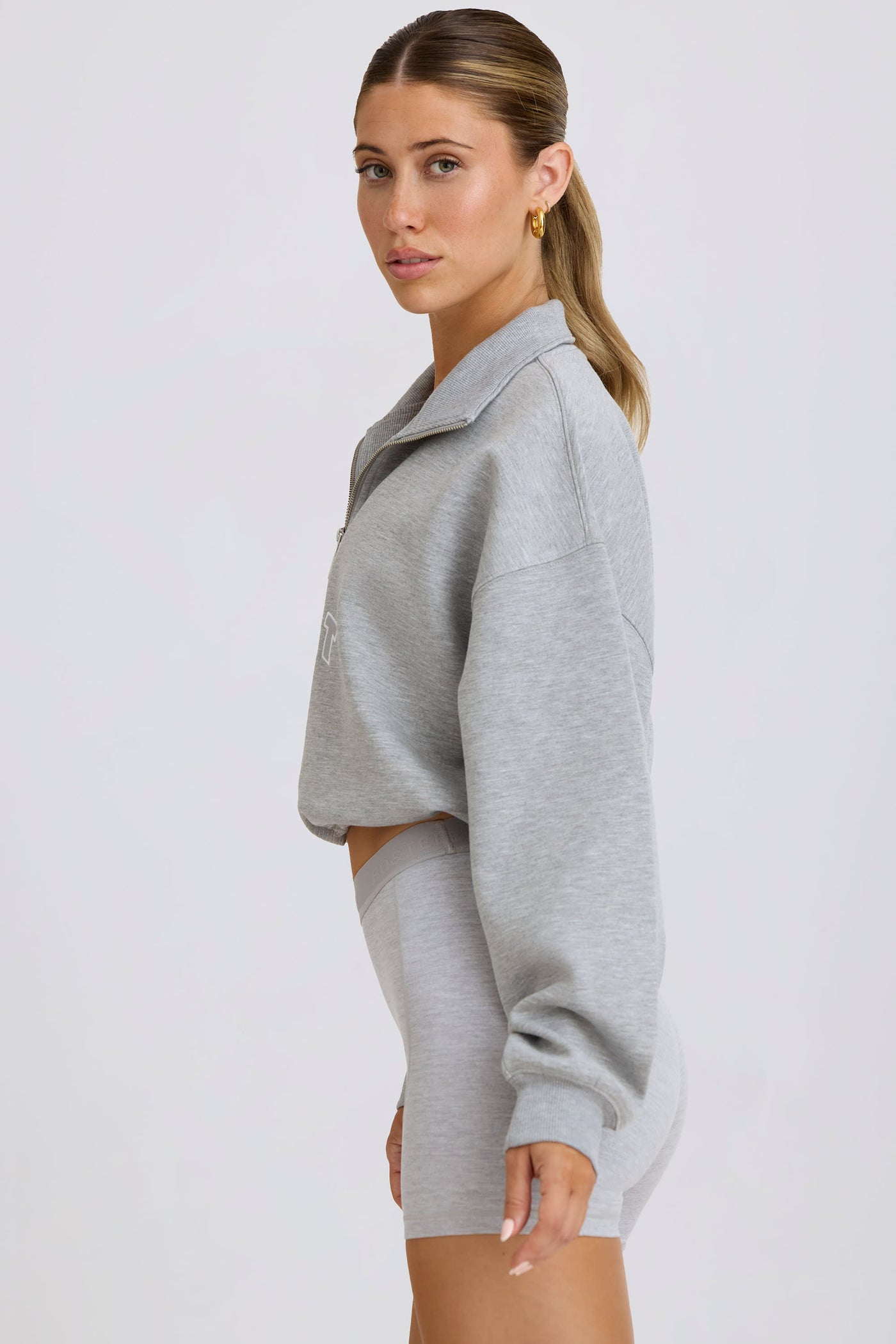 Gri Melanj Renkli, Çeyrek Fermuarlı, Kısa Kesimli Sweatshirt.
