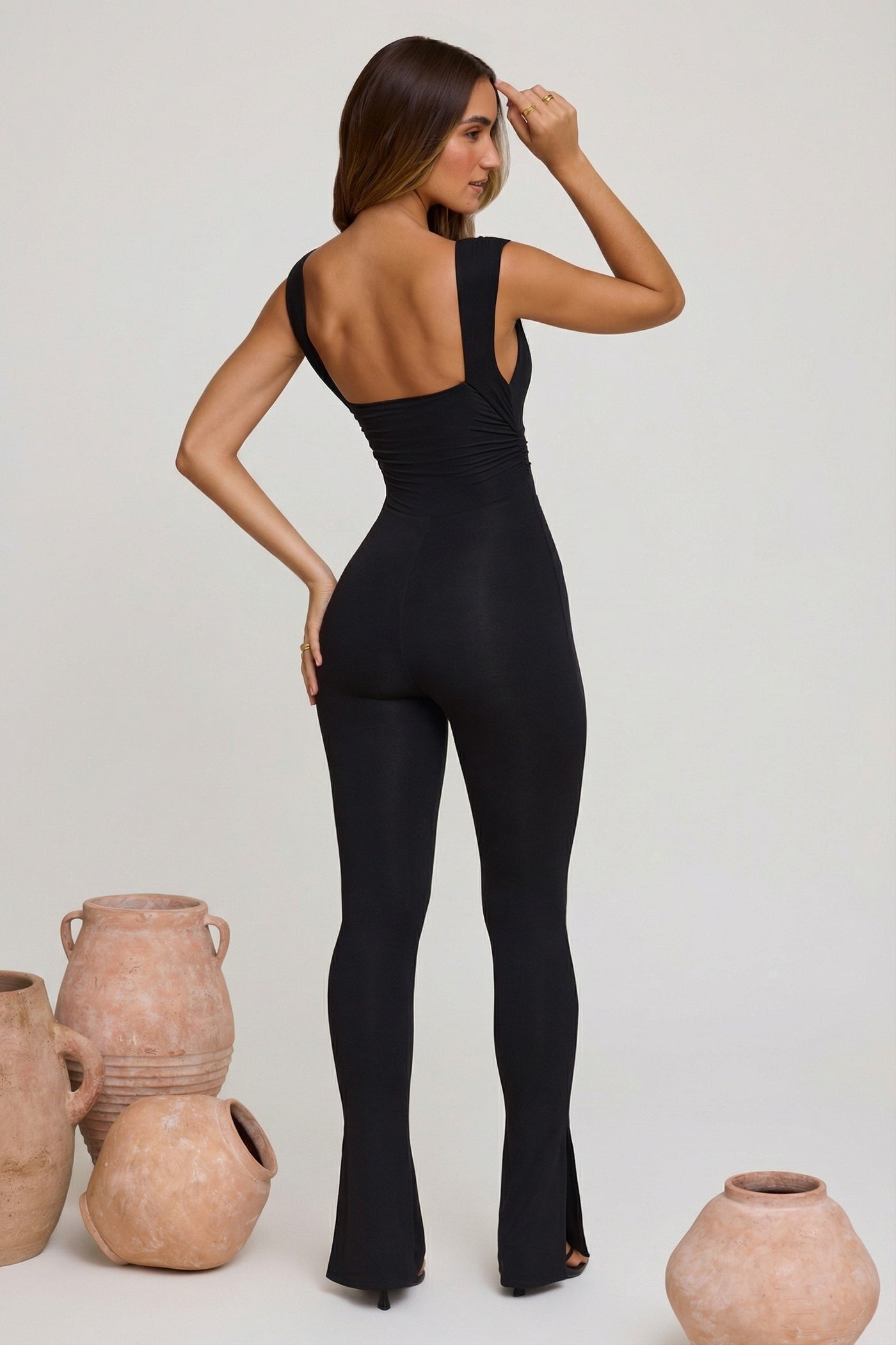 Siyah Renkte, Derin V Yaka Ve Büzgülü Bel Detaylı Tulum