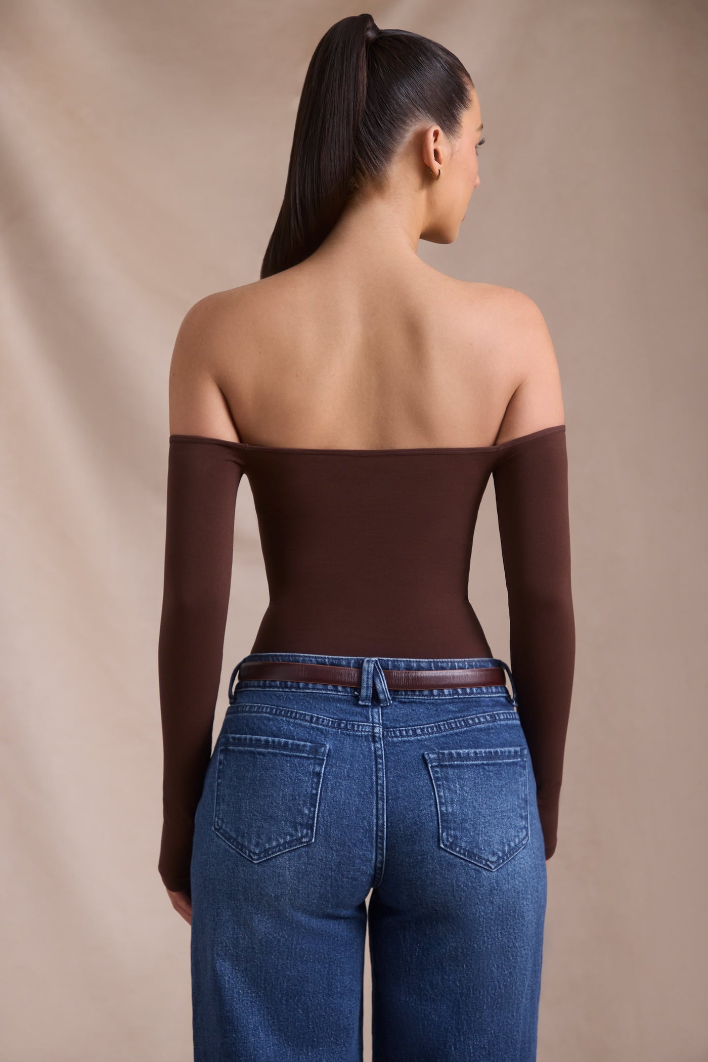 Espresso Renginde, Dikişsiz, Omuzları Açık, Uzun Kollu Bodysuit.