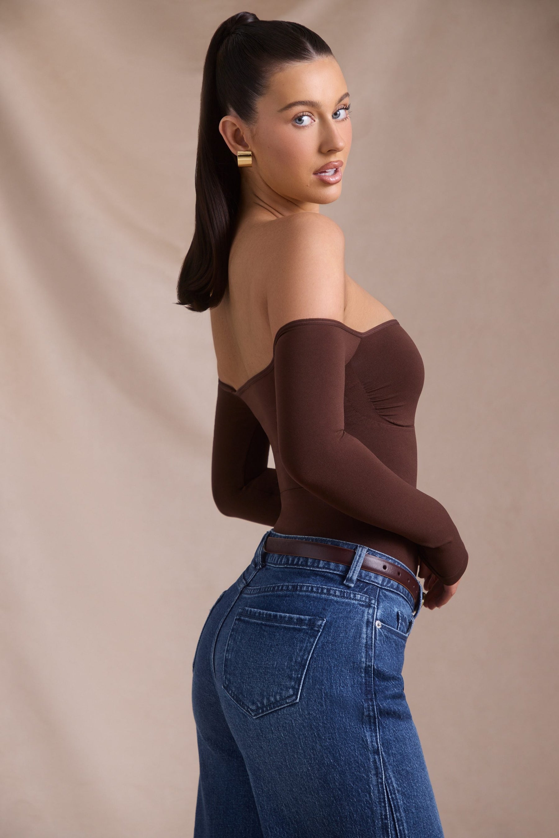 Espresso Renginde, Dikişsiz, Omuzları Açık, Uzun Kollu Bodysuit.