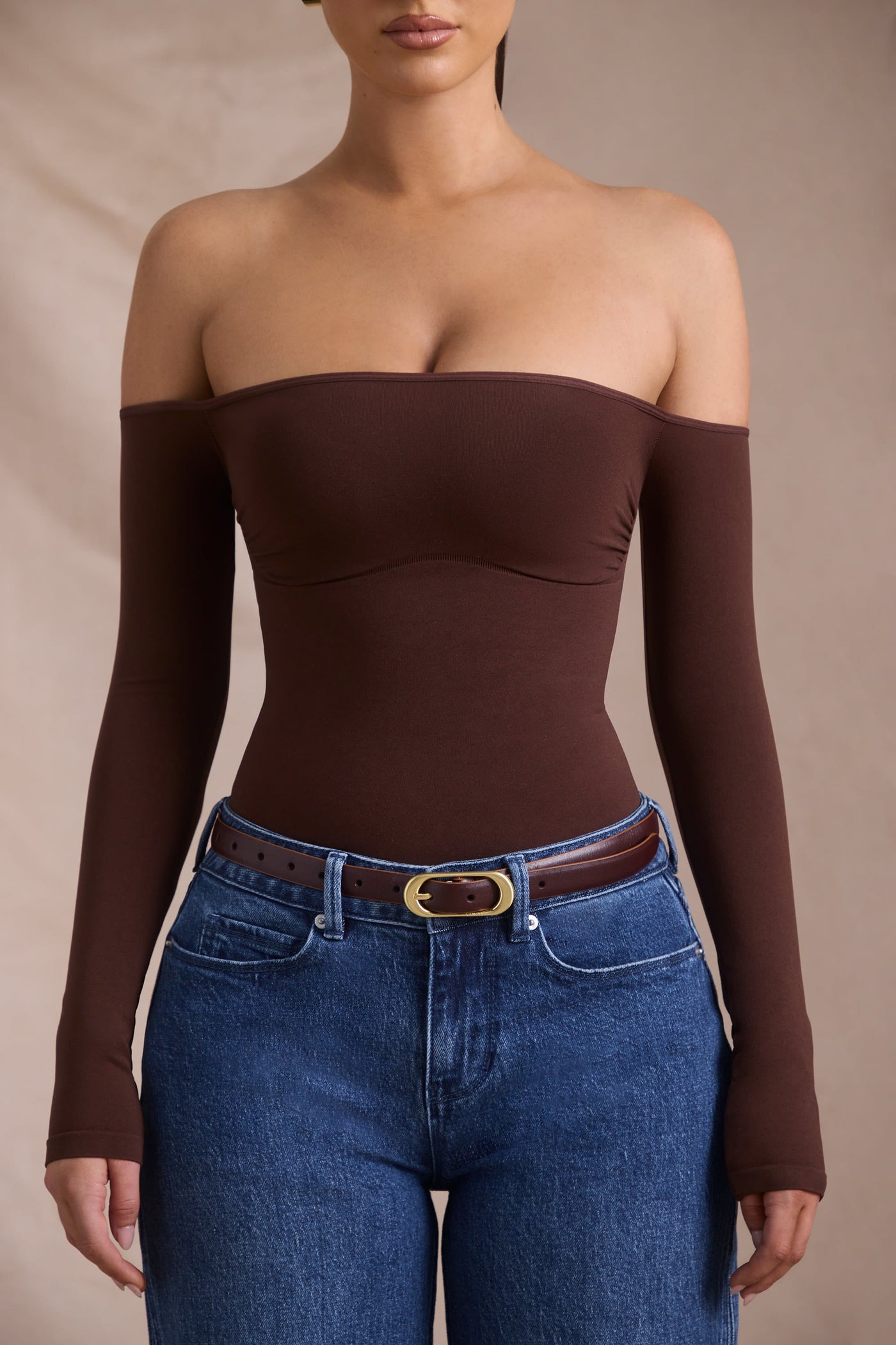 Espresso Renginde, Dikişsiz, Omuzları Açık, Uzun Kollu Bodysuit.