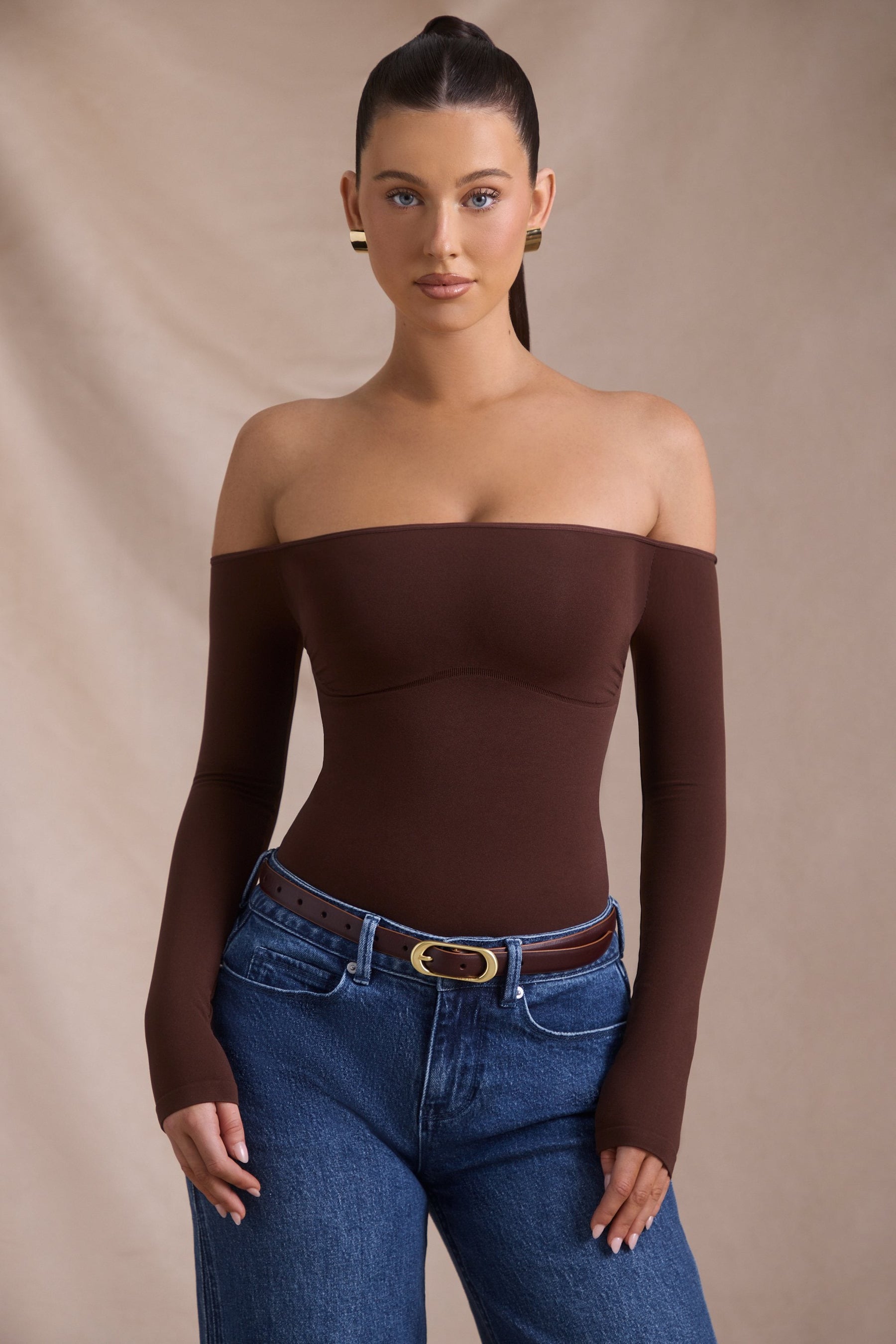 Espresso Renginde, Dikişsiz, Omuzları Açık, Uzun Kollu Bodysuit.