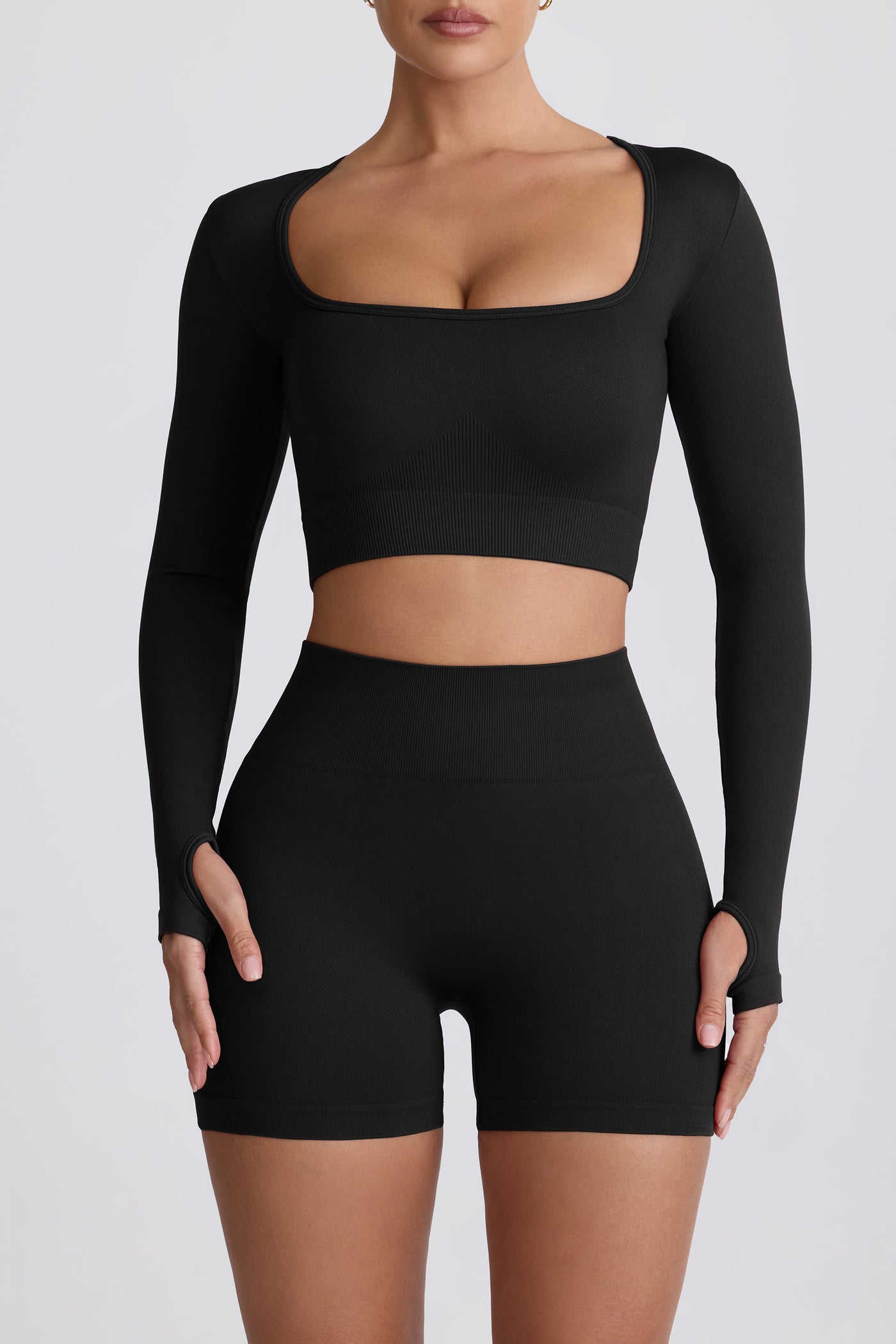Siyah Renkte, Dikişsiz, Uzun Kollu, Süper Şekillendirici Crop Top
