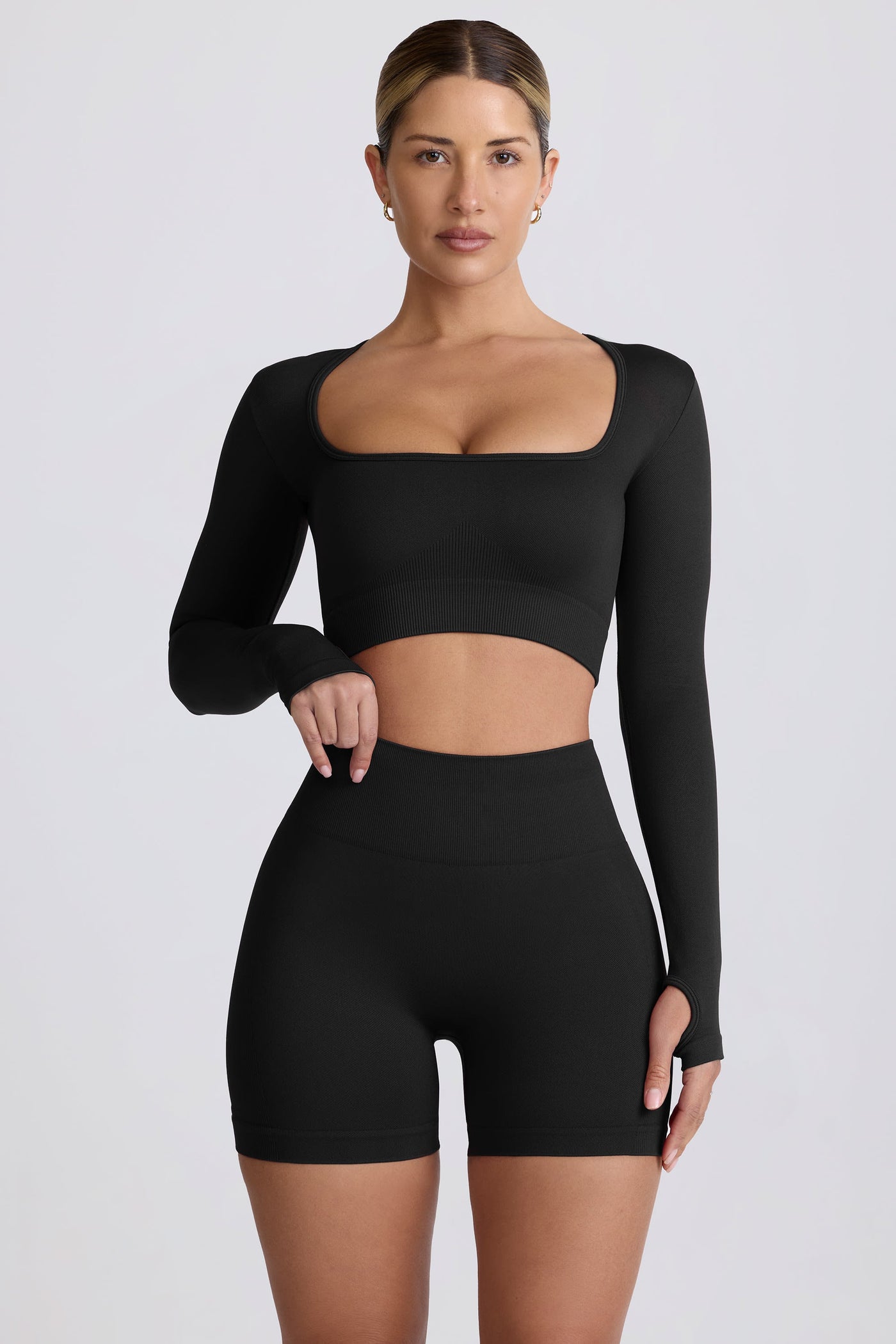 Siyah Renkte, Dikişsiz, Uzun Kollu, Süper Şekillendirici Crop Top