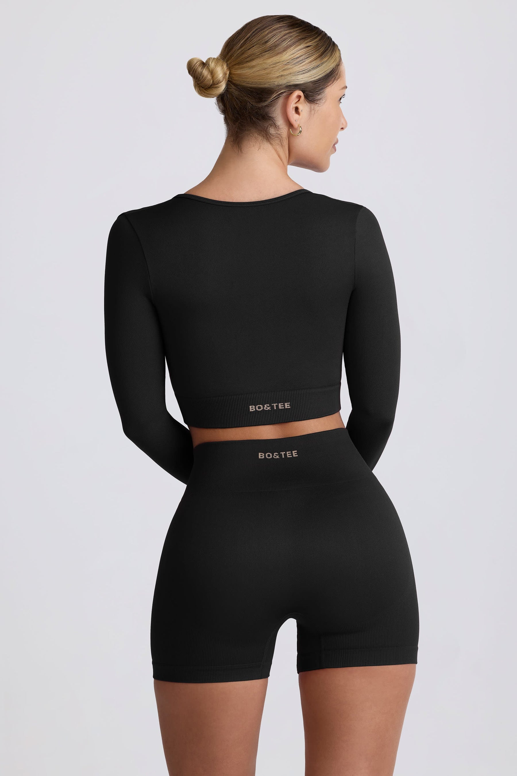 Siyah Renkte, Dikişsiz, Uzun Kollu, Süper Şekillendirici Crop Top