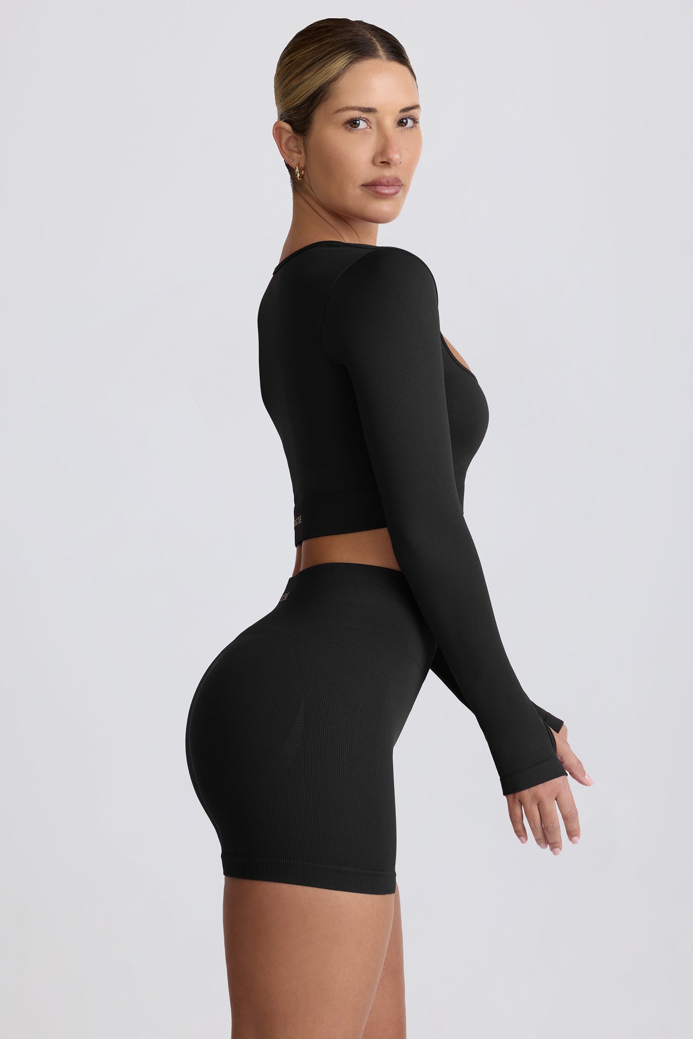Siyah Renkte, Dikişsiz, Uzun Kollu, Süper Şekillendirici Crop Top