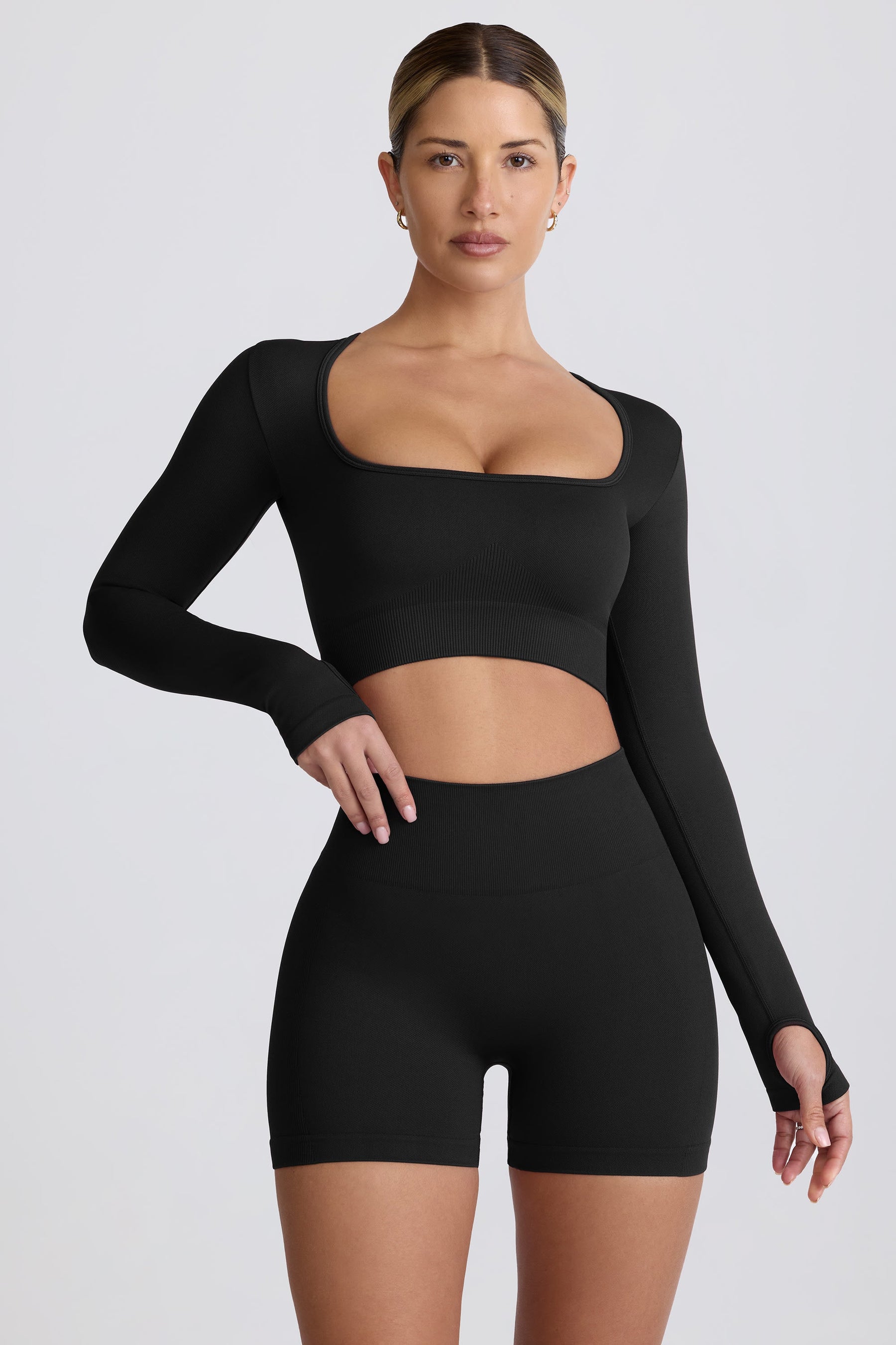Siyah Renkte, Dikişsiz, Uzun Kollu, Süper Şekillendirici Crop Top