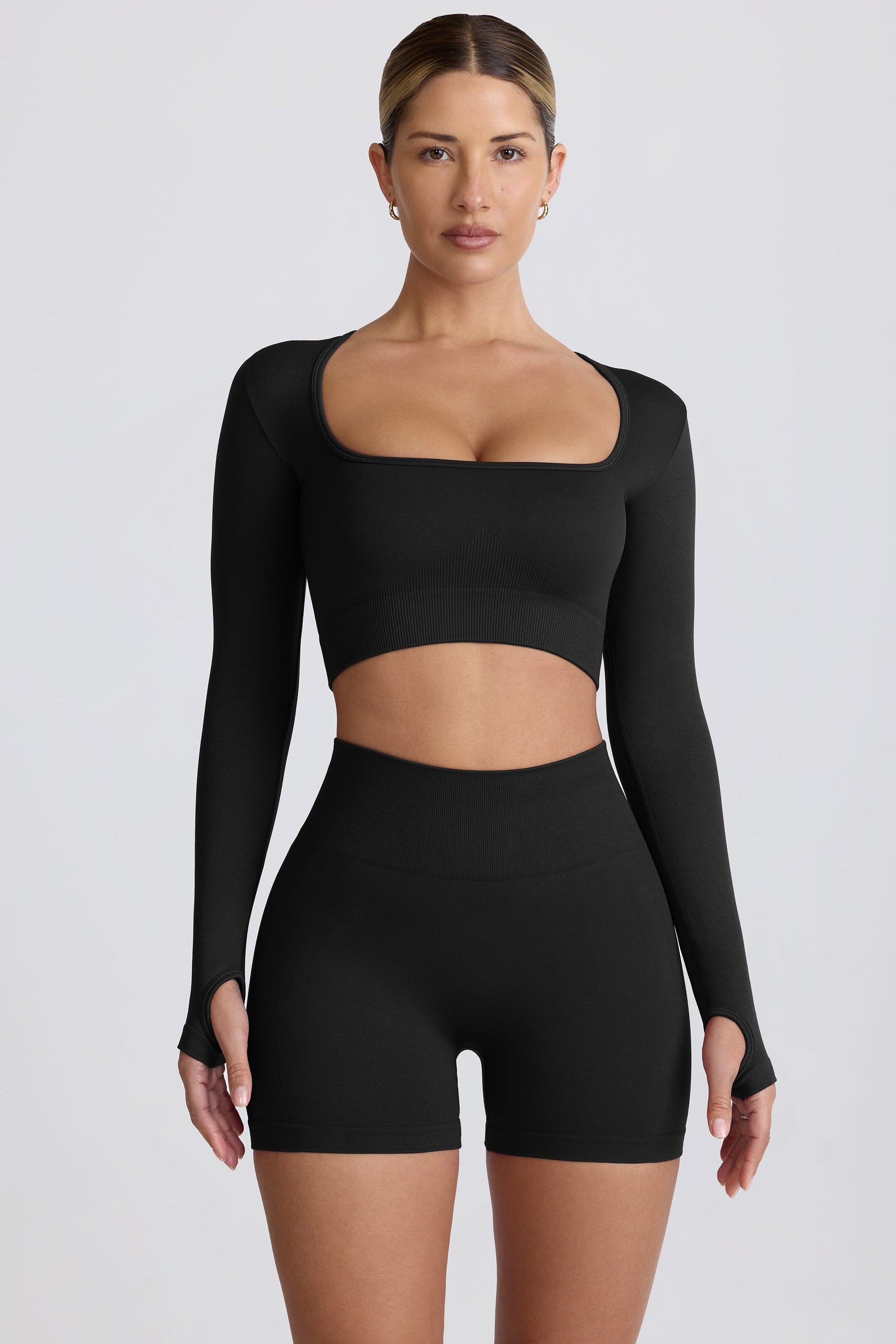 Siyah Renkte, Dikişsiz, Uzun Kollu, Süper Şekillendirici Crop Top