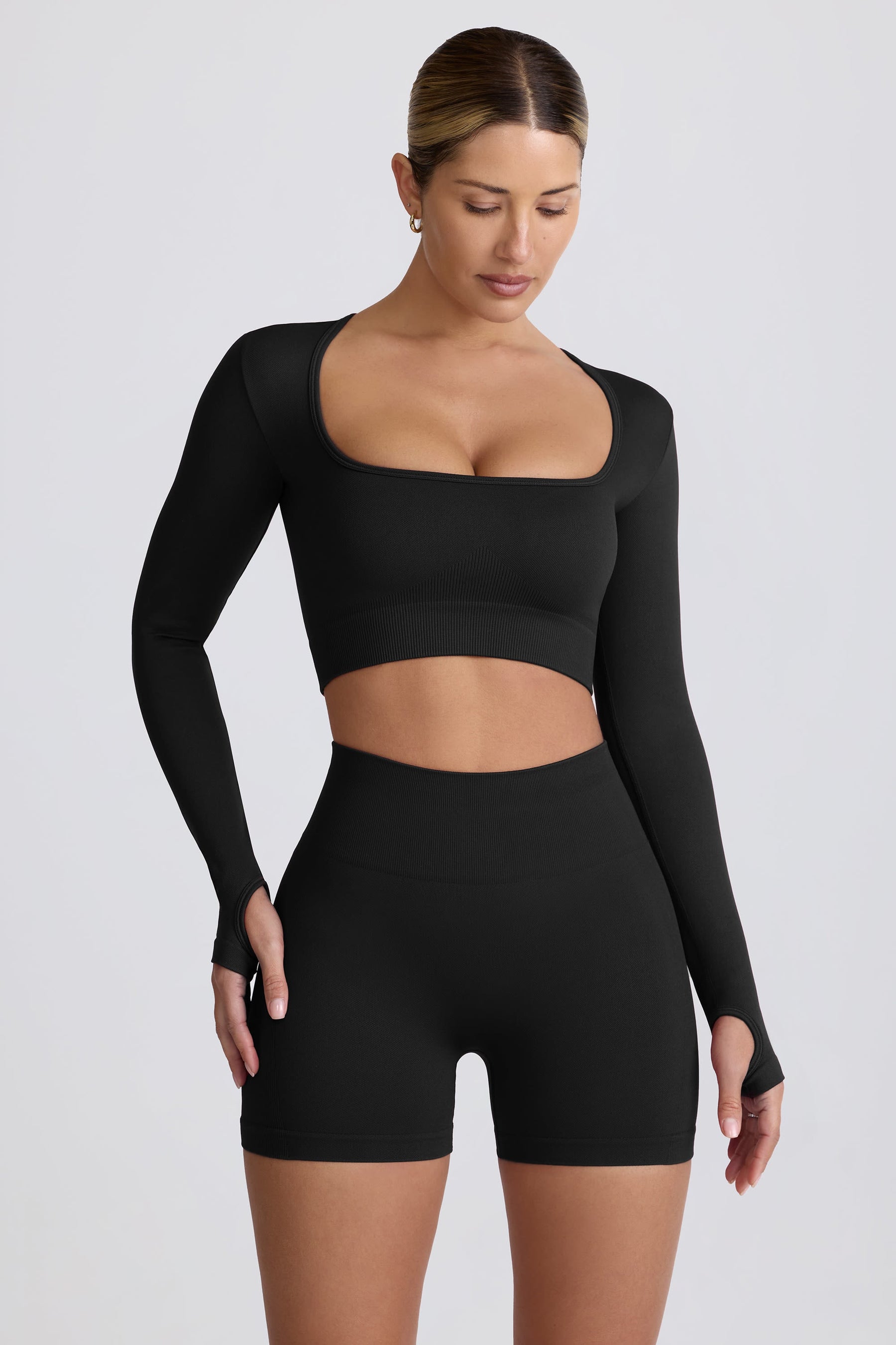 Siyah Renkte, Dikişsiz, Uzun Kollu, Süper Şekillendirici Crop Top