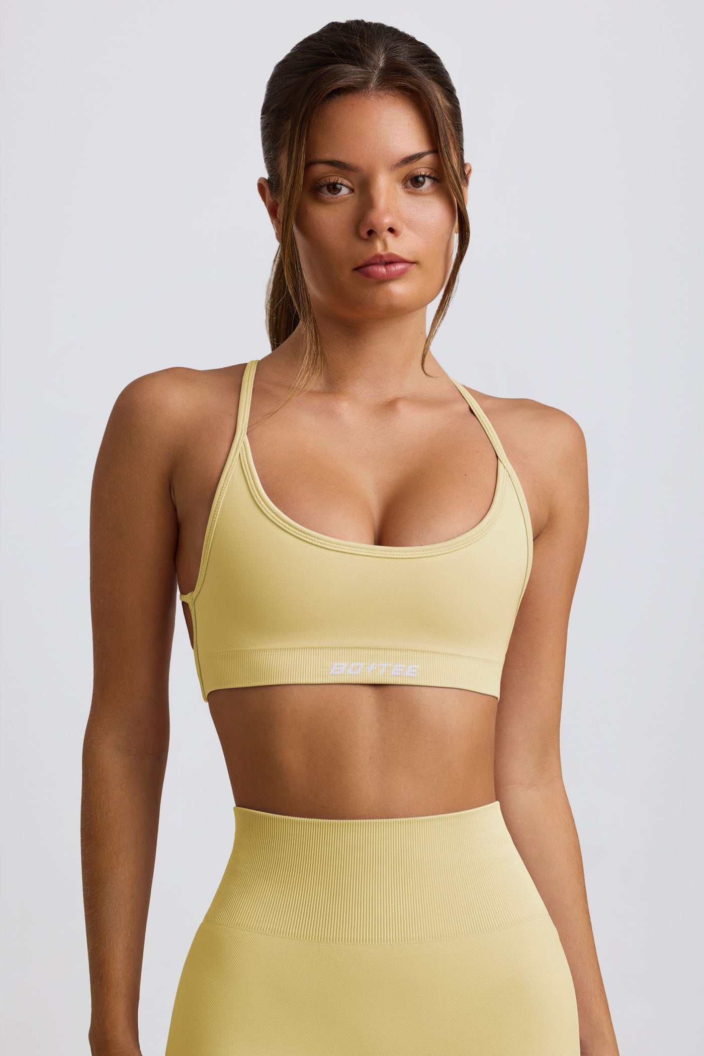 Super Sculpt Dikişsiz Sırtı Açık Spor Sütyeni, Tereyağı Sarısı