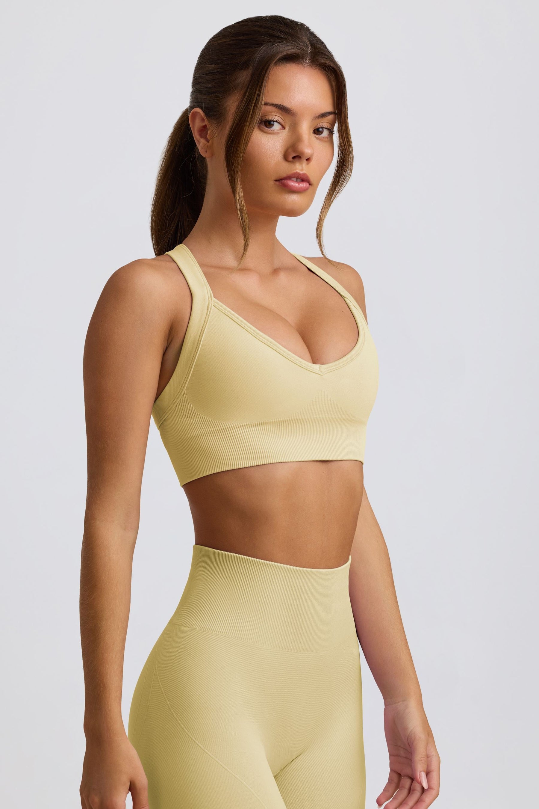 Super Sculpt Dikişsiz Çapraz Sırtlı Spor Sütyeni, Tereyağı Sarısı